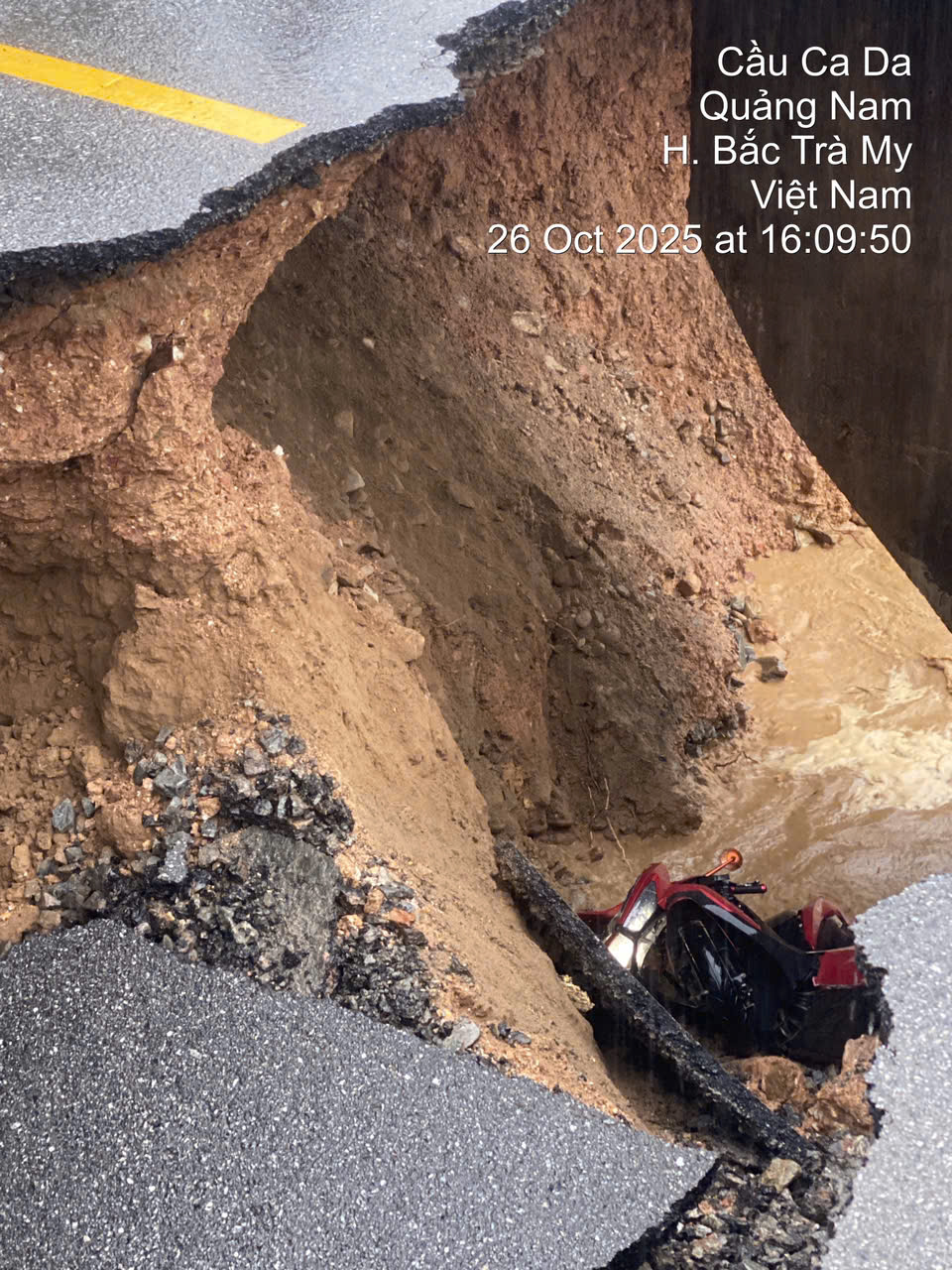 CLIP: "Hố tử thần" ở Đà Nẵng nuốt chửng xe máy, một người may mắn thoát chết- Ảnh 2.