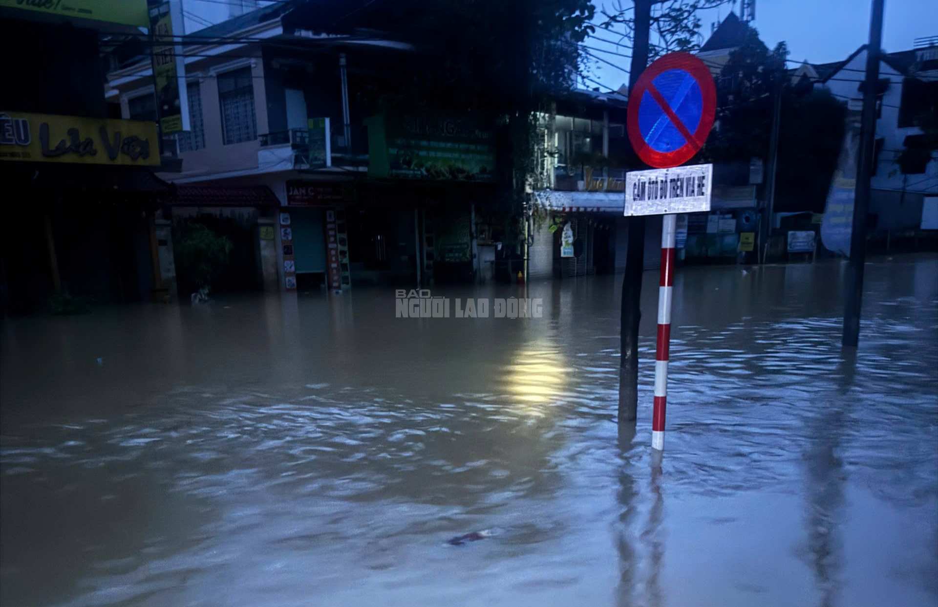 Cận cảnh đường phố Huế khi nước lũ bắt đầu rút- Ảnh 9.