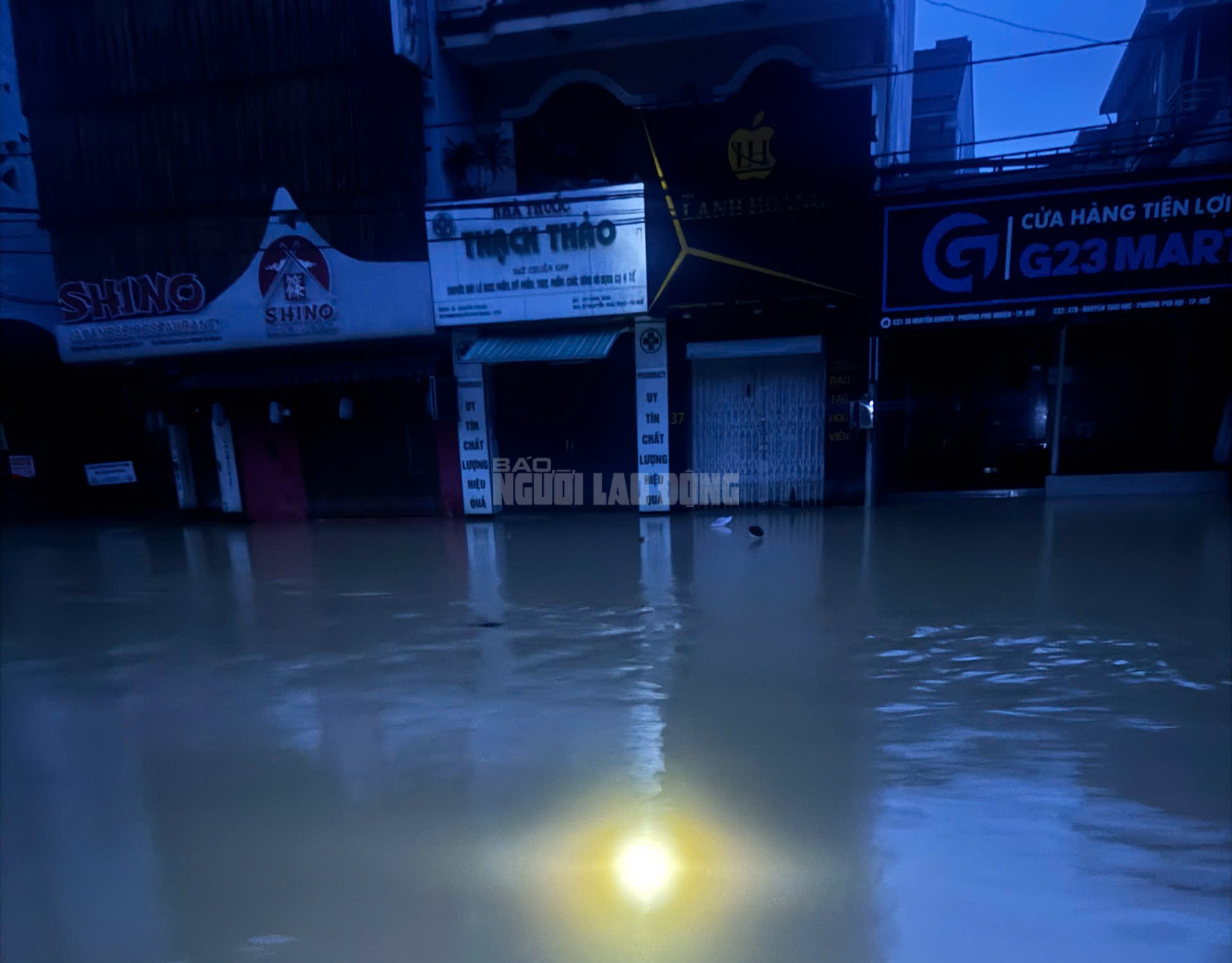 Cận cảnh đường phố Huế khi nước lũ bắt đầu rút- Ảnh 8.