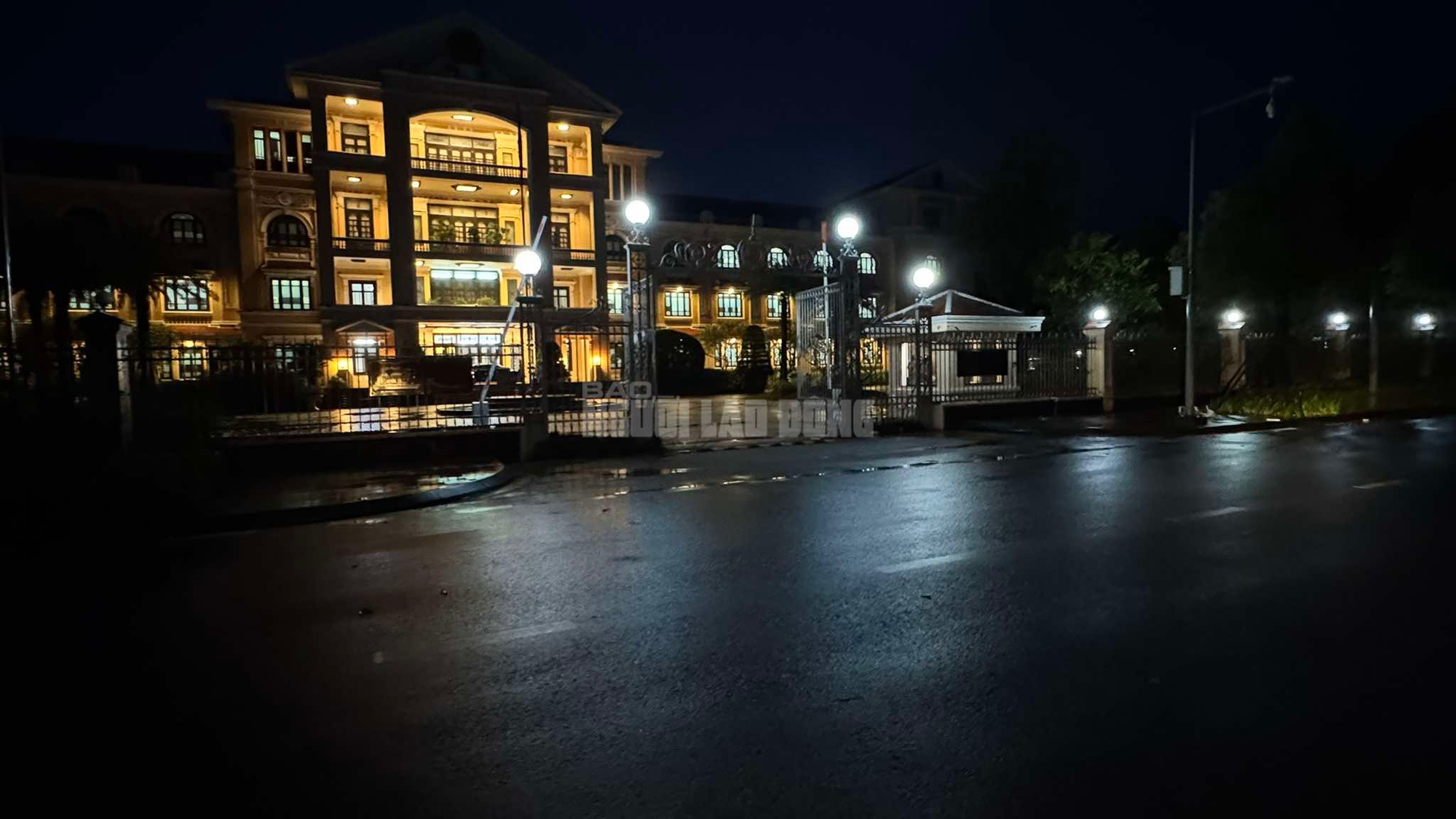 Cận cảnh đường phố Huế khi nước lũ bắt đầu rút- Ảnh 7.