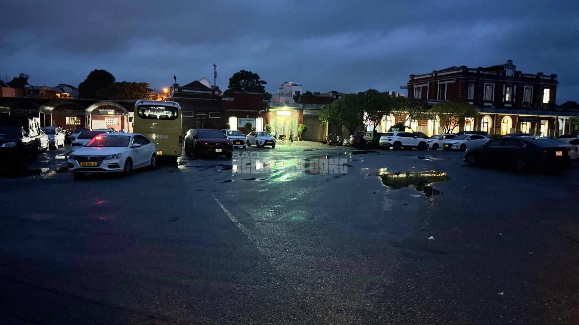 Cận cảnh đường phố Huế khi nước lũ bắt đầu rút- Ảnh 5.