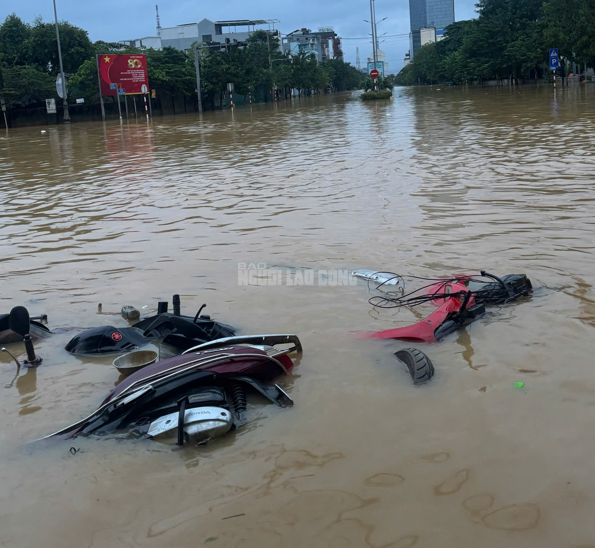 Cận cảnh đường phố Huế khi nước lũ bắt đầu rút- Ảnh 11.