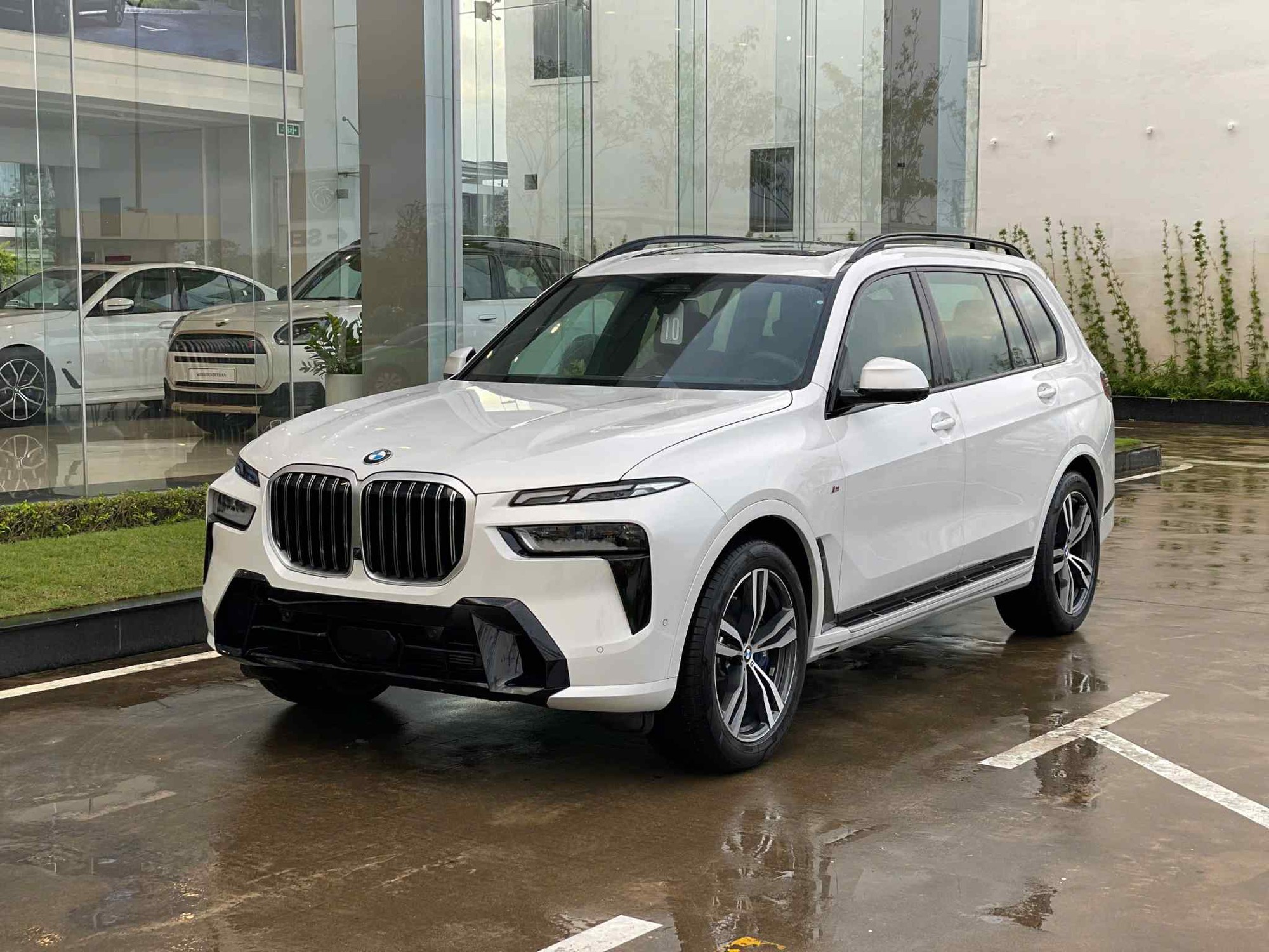 BMW X7 giảm đến 750 triệu đồng: Giá thực tế ngang GLS 450 mới ra mắt nhưng vẫn thấp hơn LX 600 gần 4 tỷ đồng- Ảnh 3. BMW X7 giảm đến 750 triệu đồng: Giá thực tế ngang GLS 450 mới ra mắt nhưng vẫn thấp hơn LX 600 gần 4 tỷ đồng- Ảnh 3.