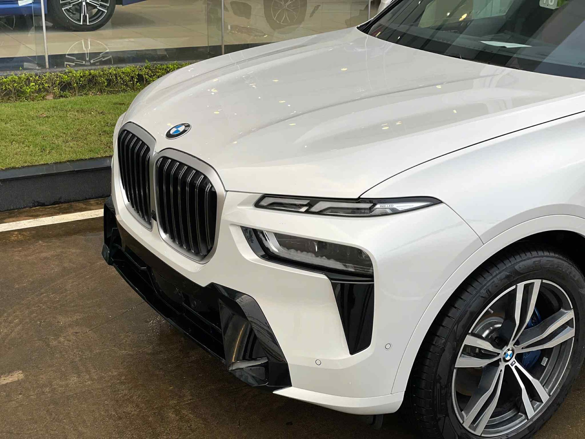BMW X7 giảm đến 750 triệu đồng: Giá thực tế ngang GLS 450 mới ra mắt nhưng vẫn thấp hơn LX 600 gần 4 tỷ đồng- Ảnh 5. BMW X7 giảm đến 750 triệu đồng: Giá thực tế ngang GLS 450 mới ra mắt nhưng vẫn thấp hơn LX 600 gần 4 tỷ đồng- Ảnh 5.