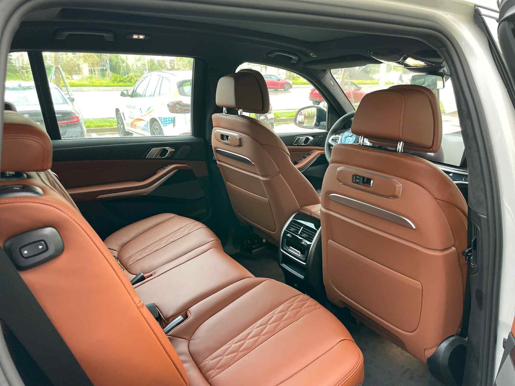 BMW X7 giảm đến 750 triệu đồng: Giá thực tế ngang GLS 450 mới ra mắt nhưng vẫn thấp hơn LX 600 gần 4 tỷ đồng- Ảnh 7. BMW X7 giảm đến 750 triệu đồng: Giá thực tế ngang GLS 450 mới ra mắt nhưng vẫn thấp hơn LX 600 gần 4 tỷ đồng- Ảnh 7.