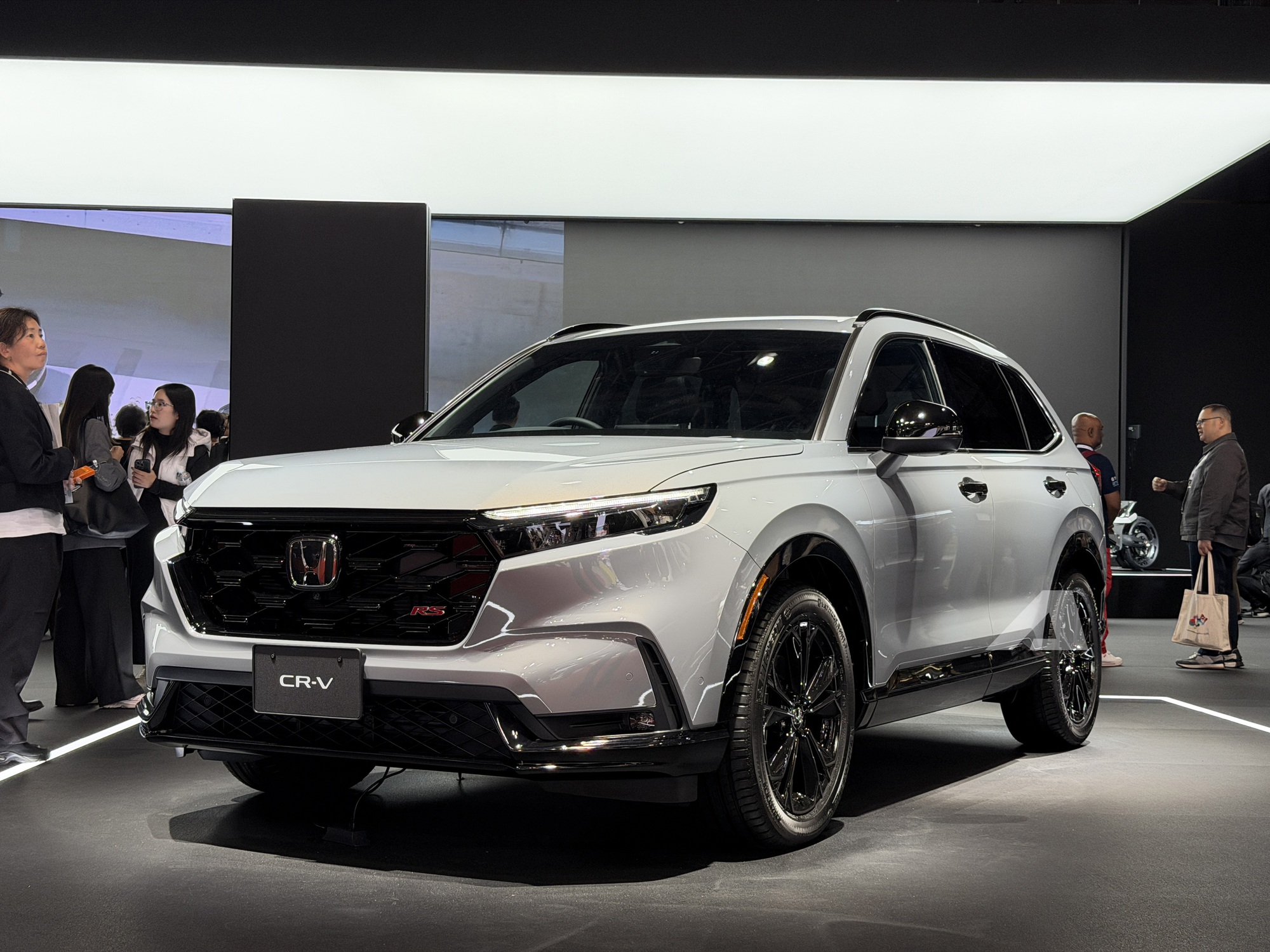 Sang tận Nhật Bản để xem Honda CR-V e:HEV RS Black Edition: Dự kiến ra mắt Việt Nam năm sau, tân trang diện mạo, sang số dạng phím bấm, có dẫn động 4 bánh- Ảnh 2.