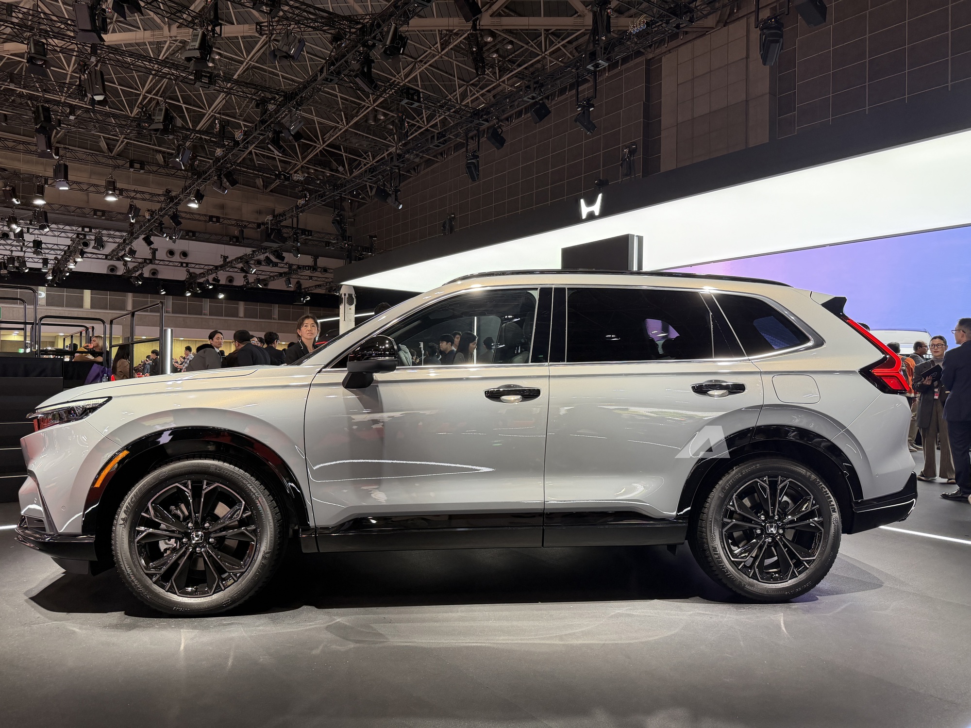 Sang tận Nhật Bản để xem Honda CR-V e:HEV RS Black Edition: Dự kiến ra mắt Việt Nam năm sau, tân trang diện mạo, sang số dạng phím bấm, có dẫn động 4 bánh- Ảnh 5.