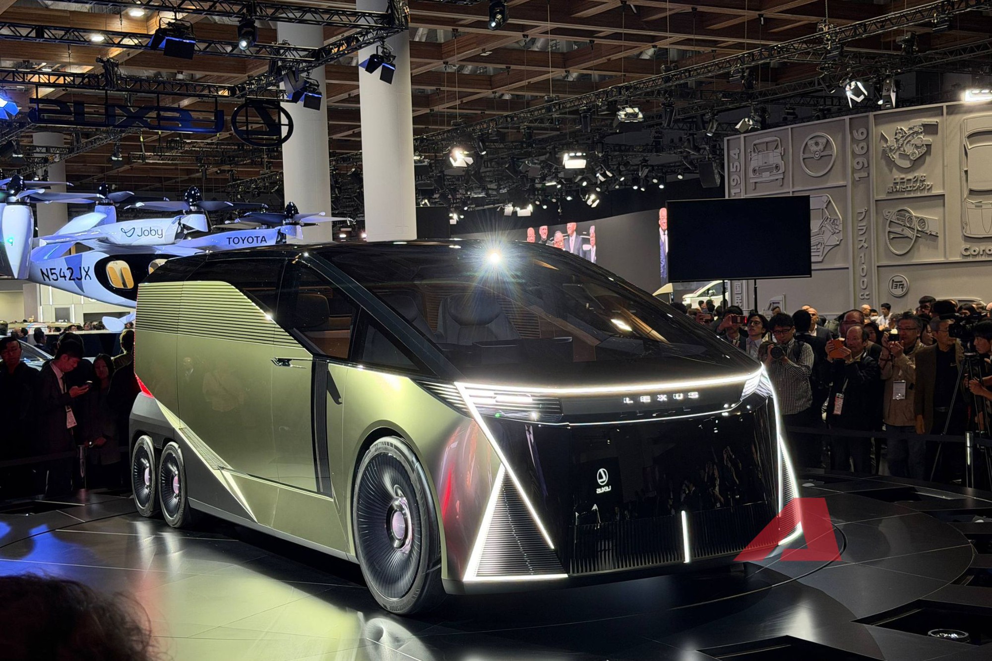 Nhìn tận mắt Lexus LS concept hoàn toàn mới: Từ sedan thành MPV 6 bánh 'cực dị' khi 4 bánh sau nhỏ hơn 2 bánh trước- Ảnh 4.