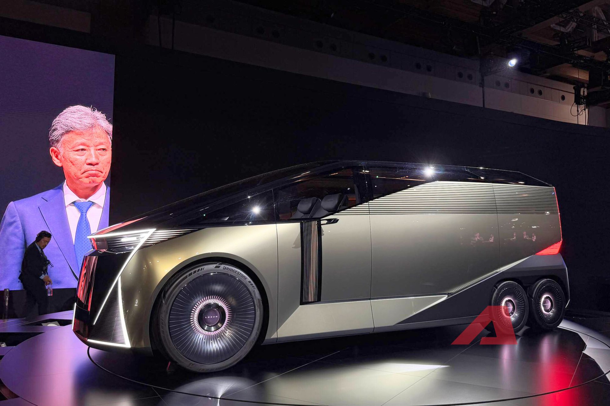 Nhìn tận mắt Lexus LS concept hoàn toàn mới: Từ sedan thành MPV 6 bánh 'cực dị' khi 4 bánh sau nhỏ hơn 2 bánh trước- Ảnh 5.