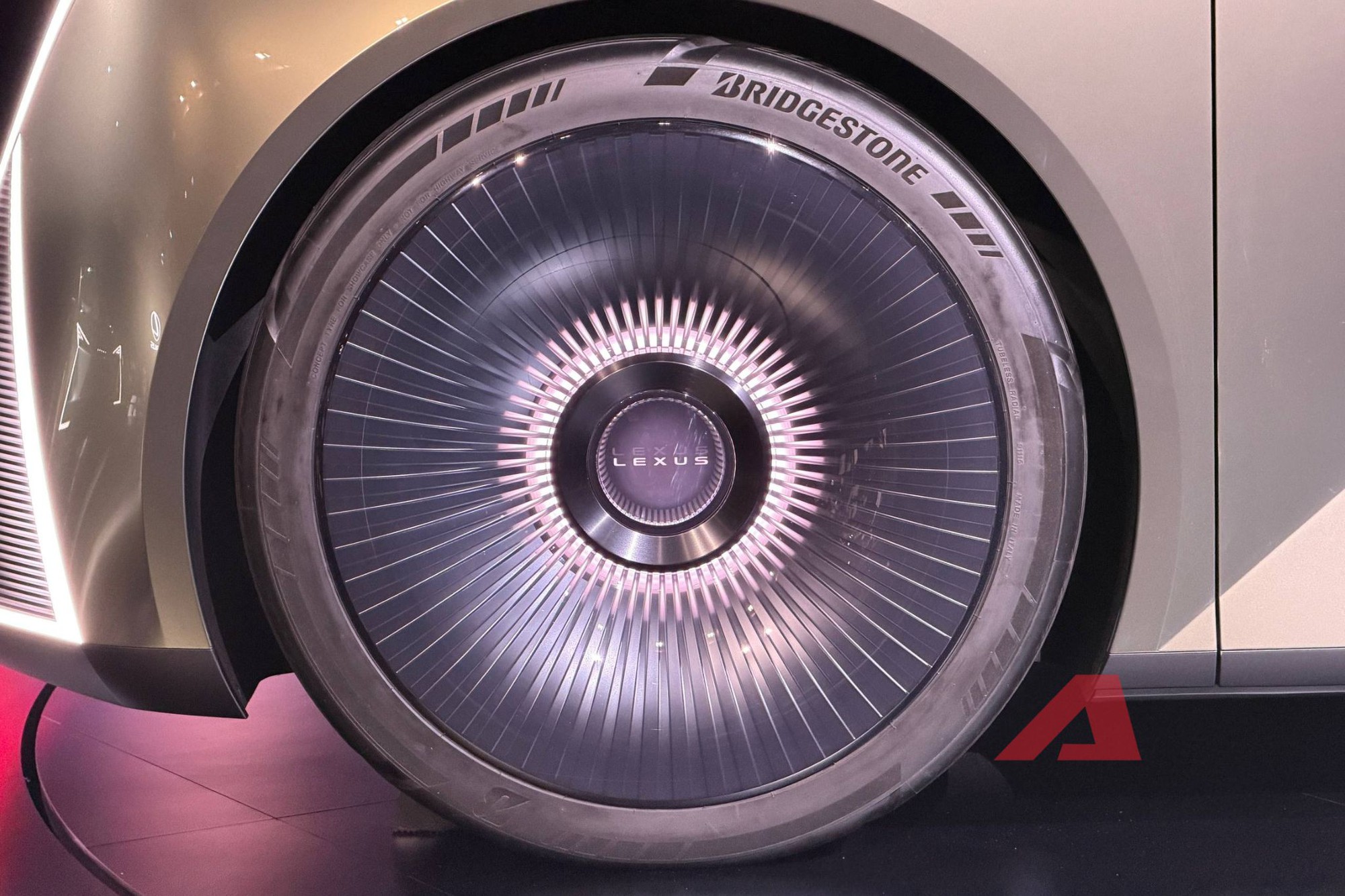 Nhìn tận mắt Lexus LS concept hoàn toàn mới: Từ sedan thành MPV 6 bánh 'cực dị' khi 4 bánh sau nhỏ hơn 2 bánh trước- Ảnh 7.