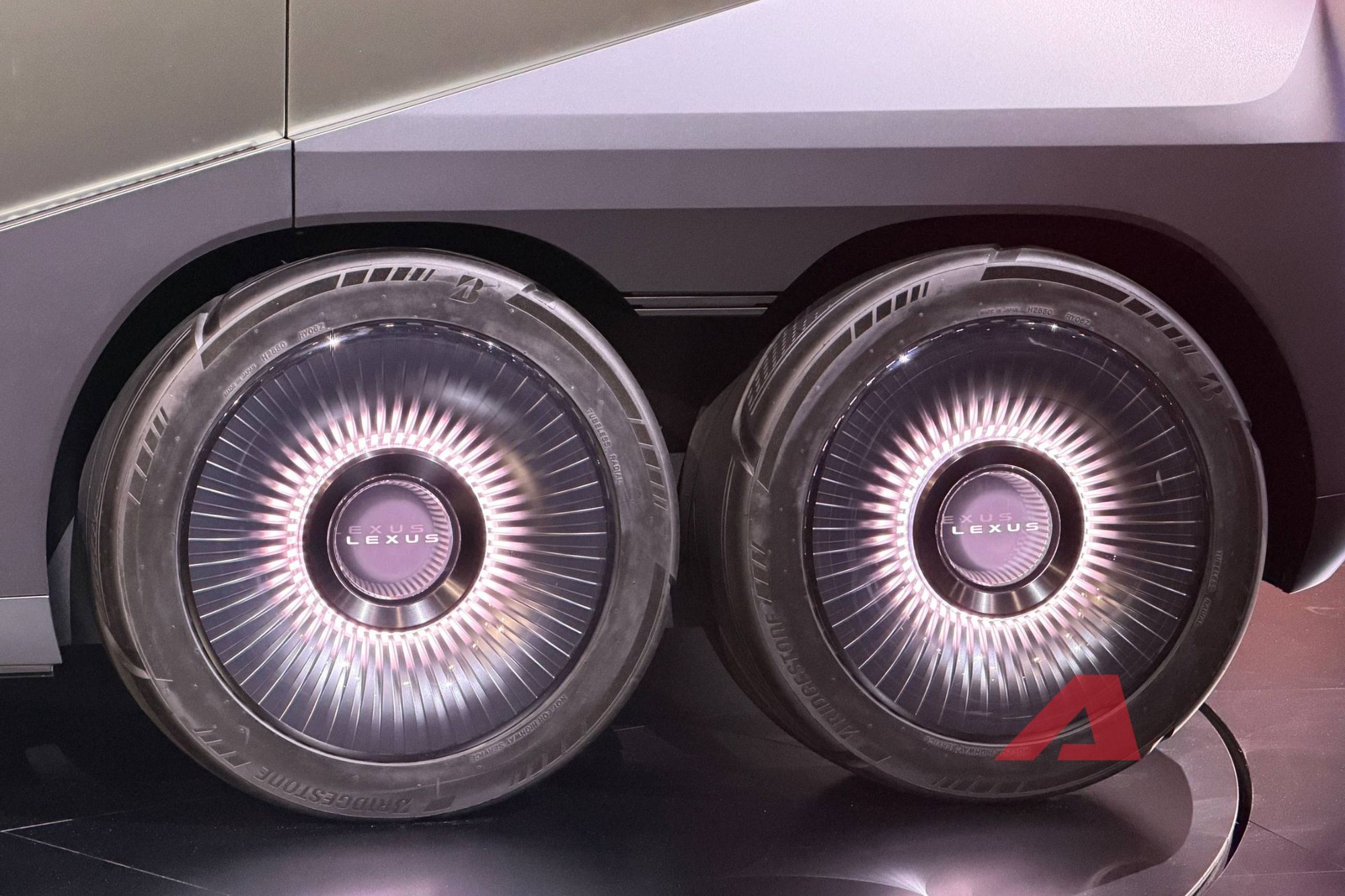 Nhìn tận mắt Lexus LS concept hoàn toàn mới: Từ sedan thành MPV 6 bánh 'cực dị' khi 4 bánh sau nhỏ hơn 2 bánh trước- Ảnh 8.