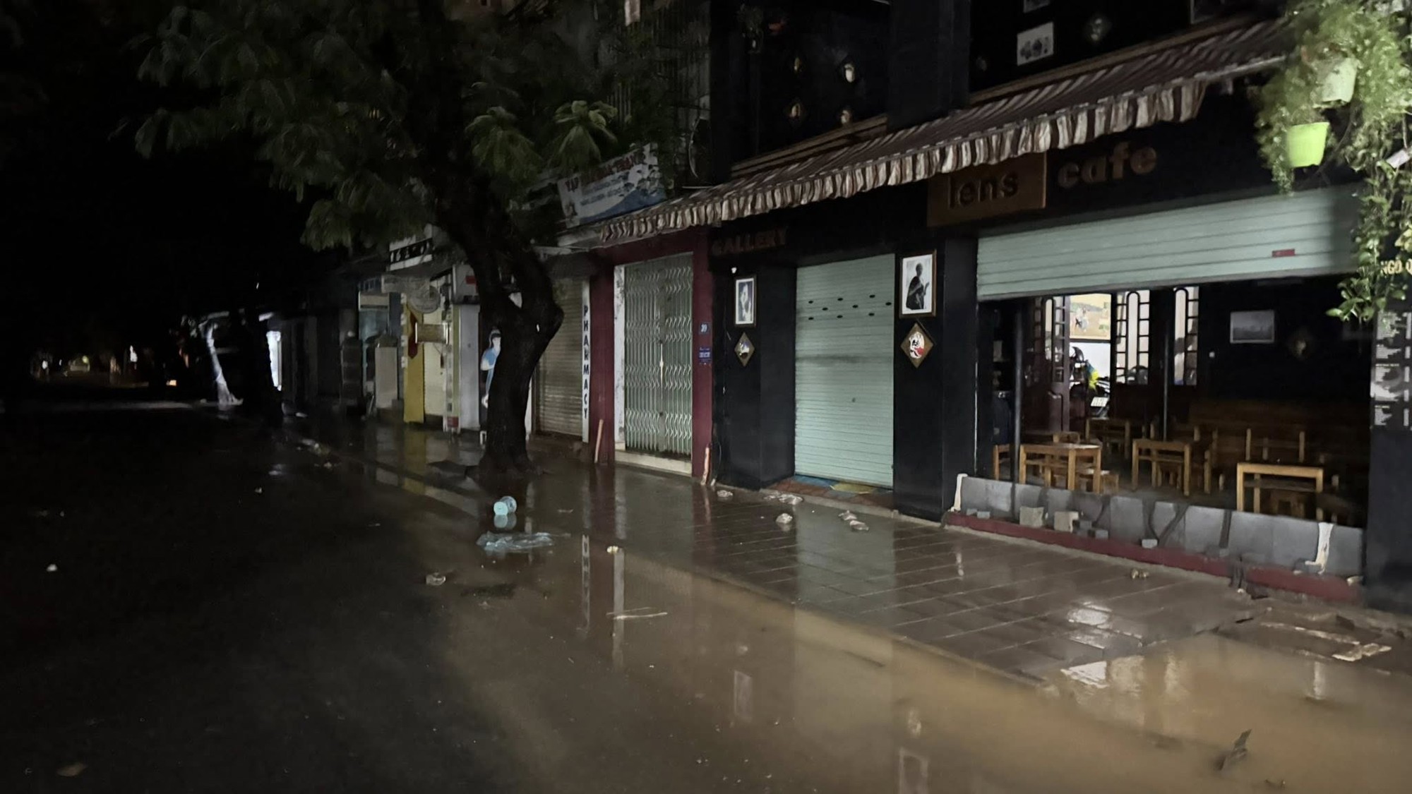 Cận cảnh đường phố Huế khi nước lũ bắt đầu rút- Ảnh 1.