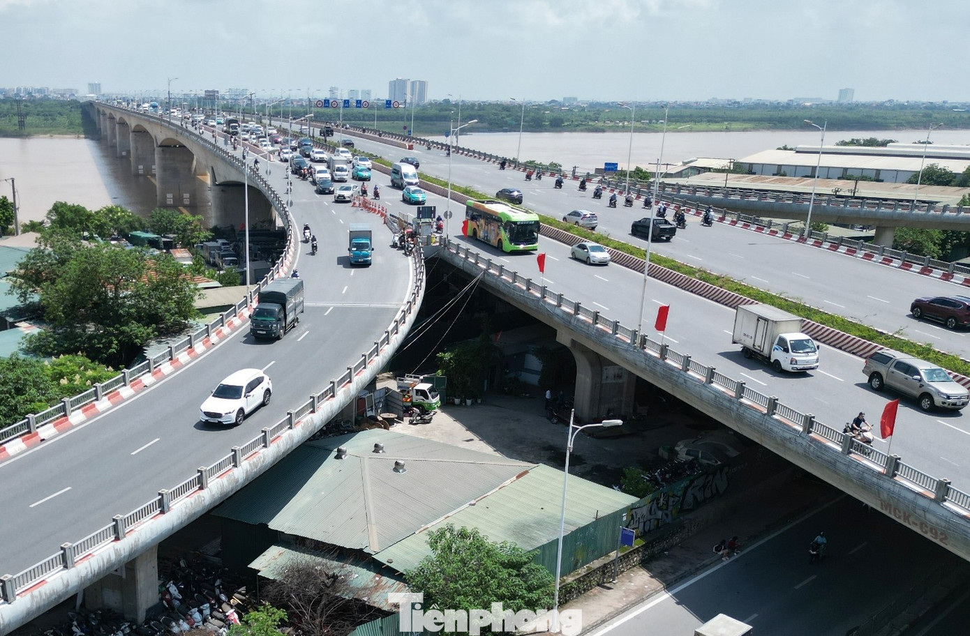 Di dời bãi xe, công trình lấn chiếm ra khỏi gầm cầu Vĩnh Tuy vẫn dang dở- Ảnh 1.