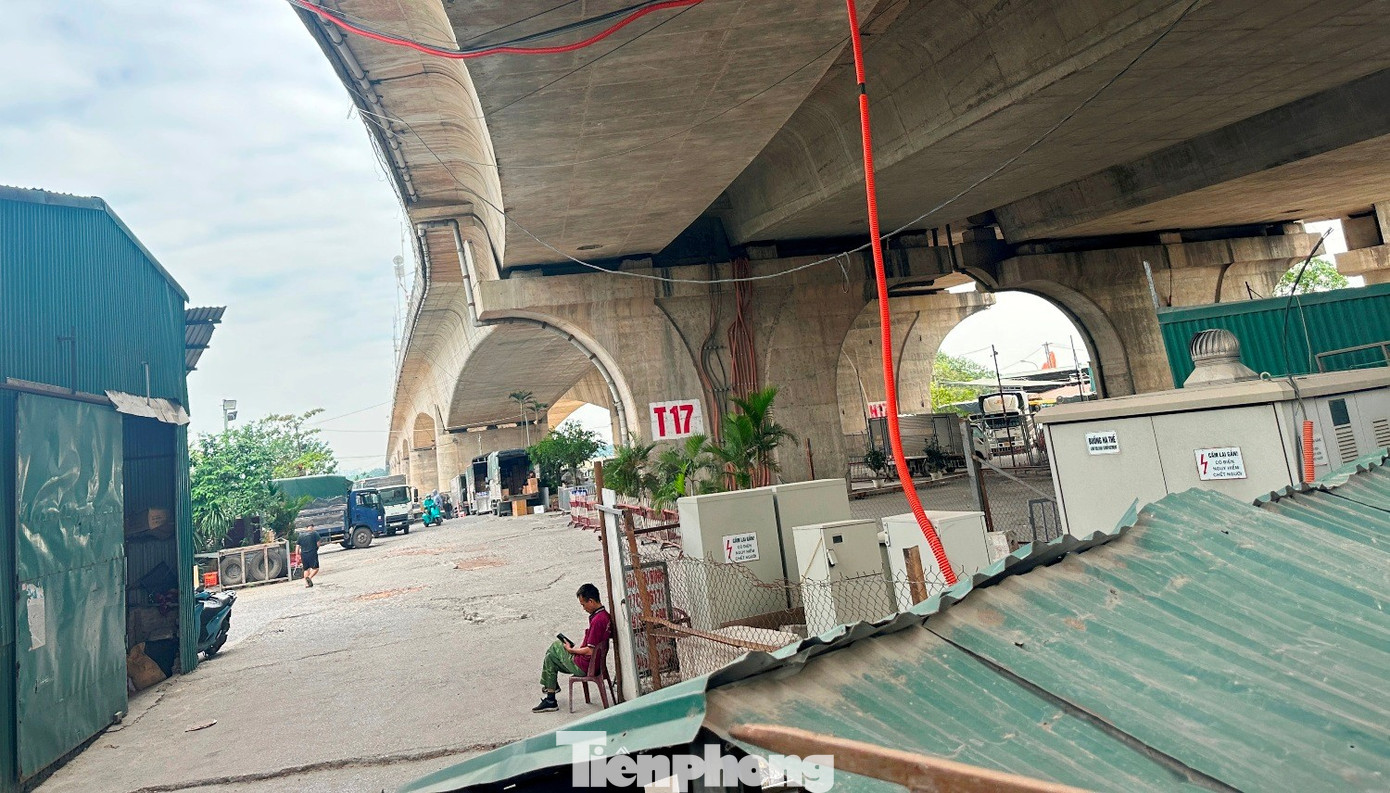Di dời bãi xe, công trình lấn chiếm ra khỏi gầm cầu Vĩnh Tuy vẫn dang dở- Ảnh 2.