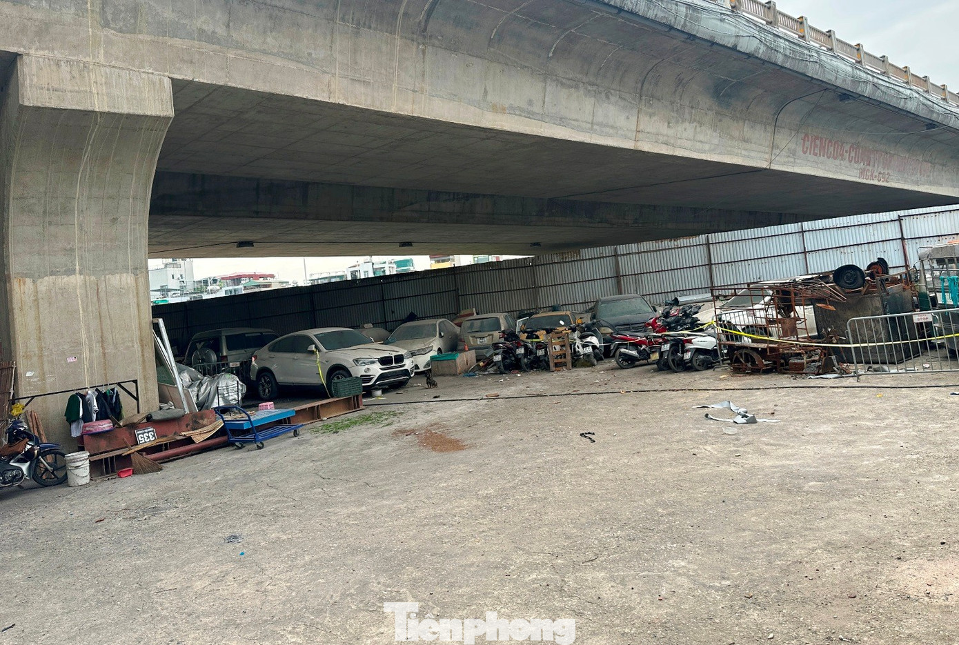 Di dời bãi xe, công trình lấn chiếm ra khỏi gầm cầu Vĩnh Tuy vẫn dang dở- Ảnh 5.