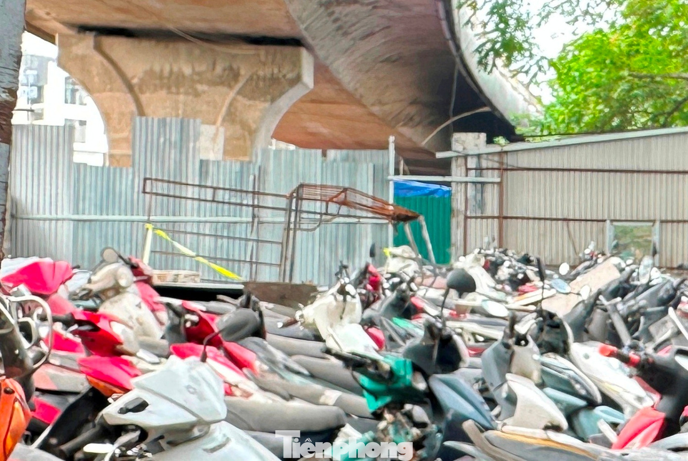 Di dời bãi xe, công trình lấn chiếm ra khỏi gầm cầu Vĩnh Tuy vẫn dang dở- Ảnh 6.