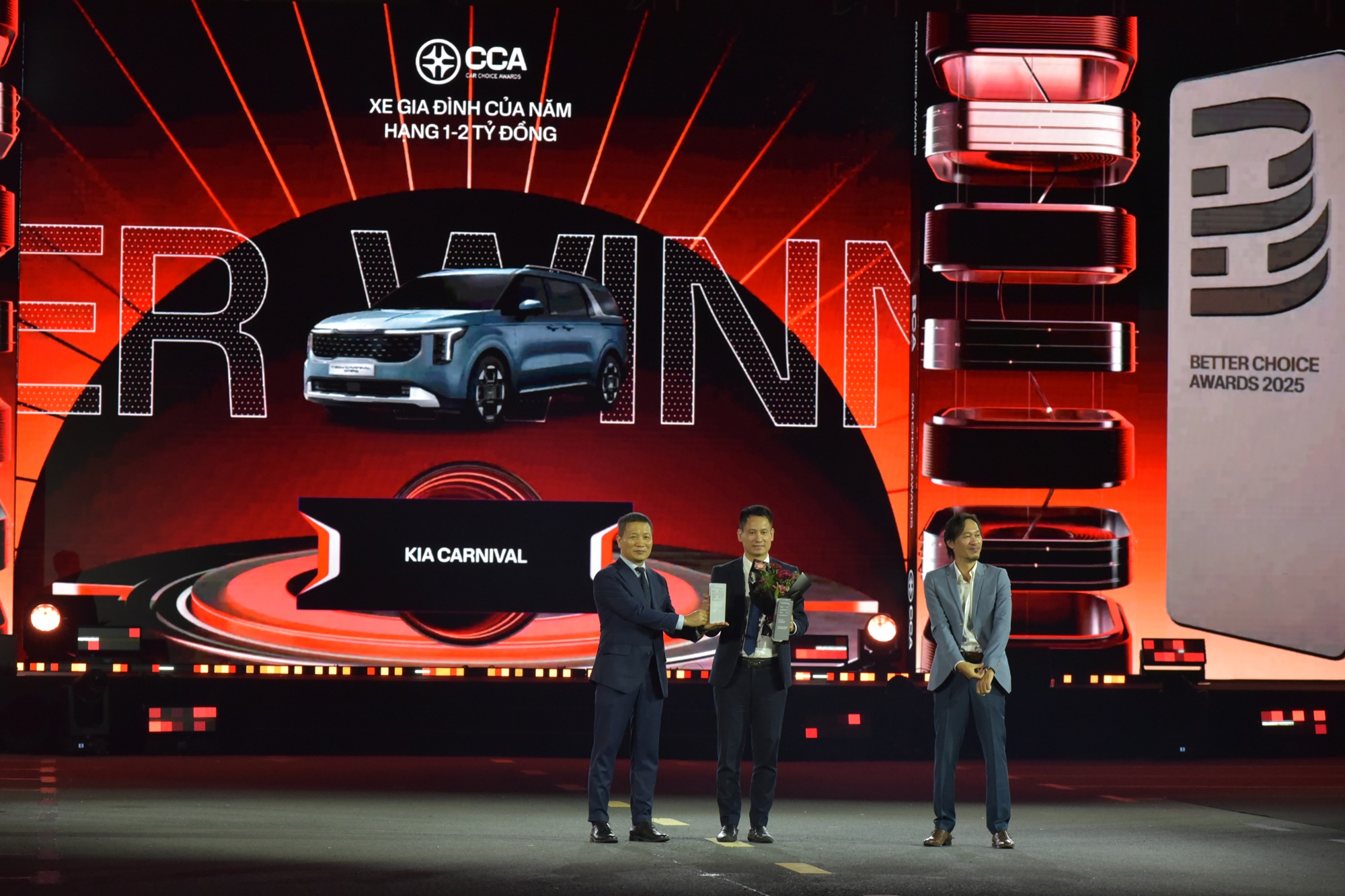 Kia Carnival vượt CR-V, Santa Fe, Everest, Kodiaq trở thành ‘Xe Gia đình của năm Hạng 1-2 tỷ đồng’- Ảnh 2. Kia Carnival vượt CR-V, Santa Fe, Everest, Kodiaq trở thành ‘Xe Gia đình của năm Hạng 1-2 tỷ đồng’- Ảnh 2.