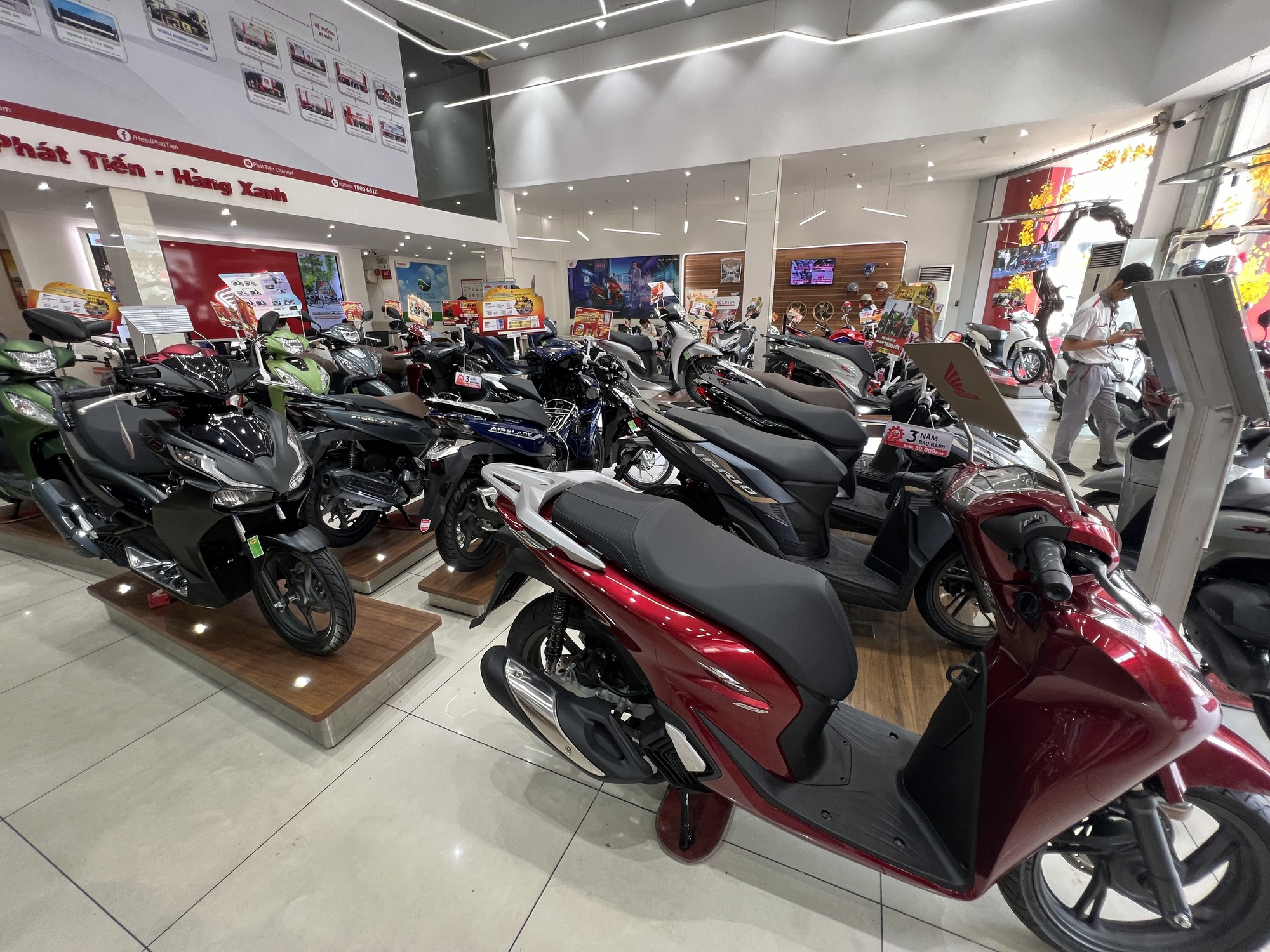 Qua thời hoàng kim, đại lý xe máy chật vật rao bán từng chiếc- Ảnh 1.