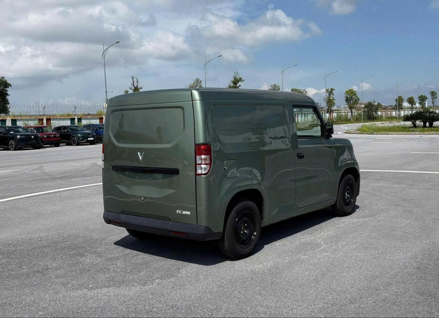 Lộ ảnh không che khoang chở hàng VinFast EC Van: Dung tích 2.600 lít, tải trọng 600kg, không có cửa lùa- Ảnh 4.