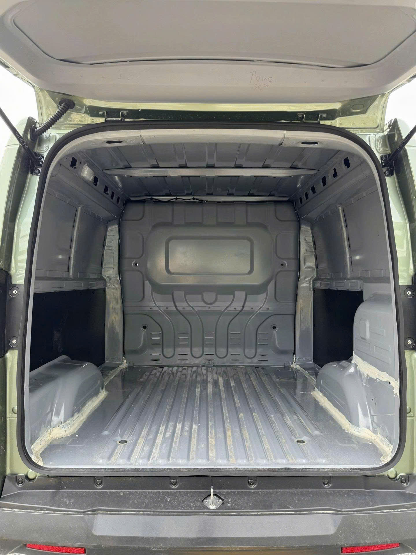 Lộ ảnh không che khoang chở hàng VinFast EC Van: Dung tích 2.600 lít, tải trọng 600kg, không có cửa lùa- Ảnh 3.