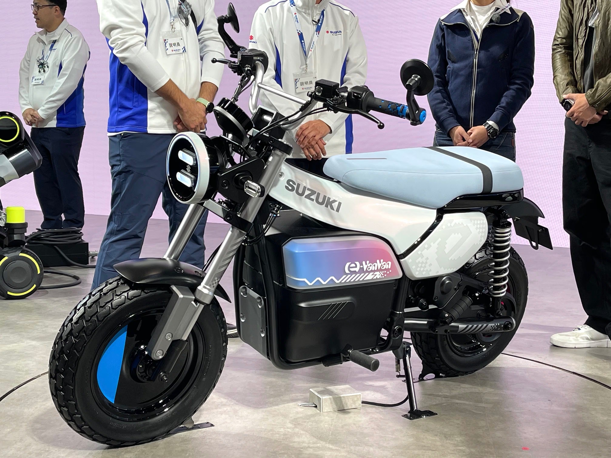 Suzuki tung dàn xe cực độc: Ô tô điện nhỏ hơn Jimny, Fronx chịu được 'rượu liều cao', xe leo cầu thang, xe máy như 'Chaly cúc cu bản điện'- Ảnh 9.