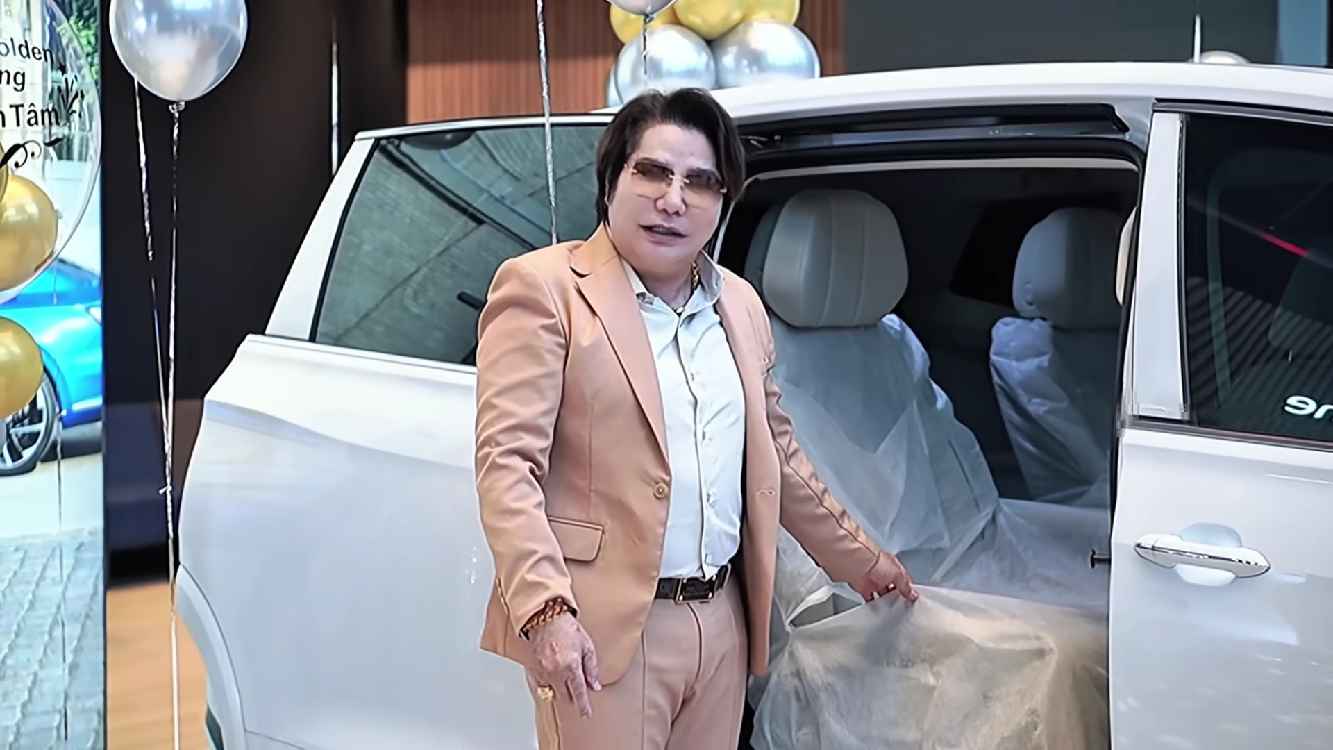 Nam nghệ sĩ từ Mỹ về tậu xe sang đắt tiền- Ảnh 2.