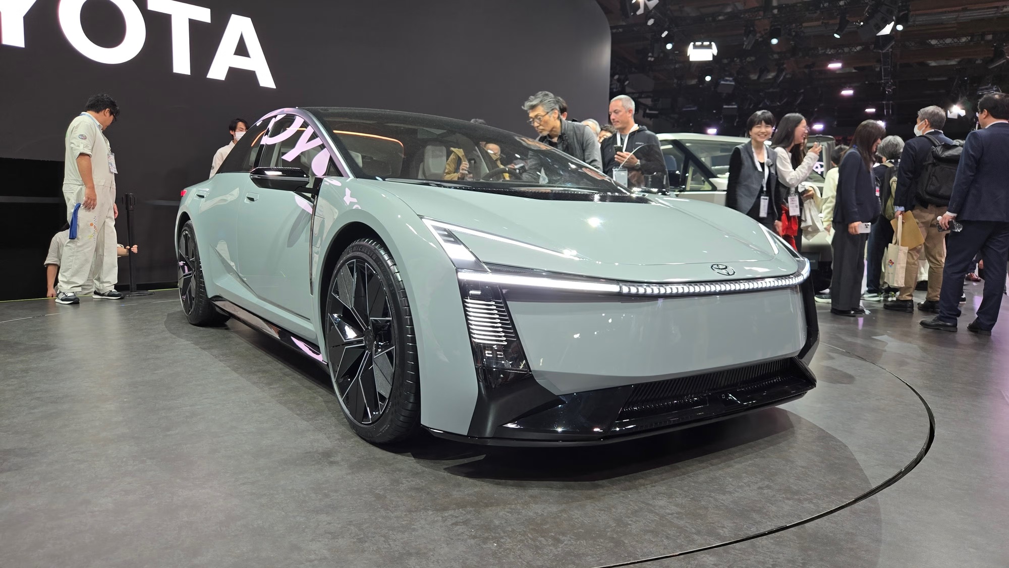 Ảnh thực tế bản xem trước Toyota Corolla đời mới: Dáng như siêu xe, có cả hybrid và điện, về Việt Nam dễ giành khách trẻ của K3, Mazda3- Ảnh 2.