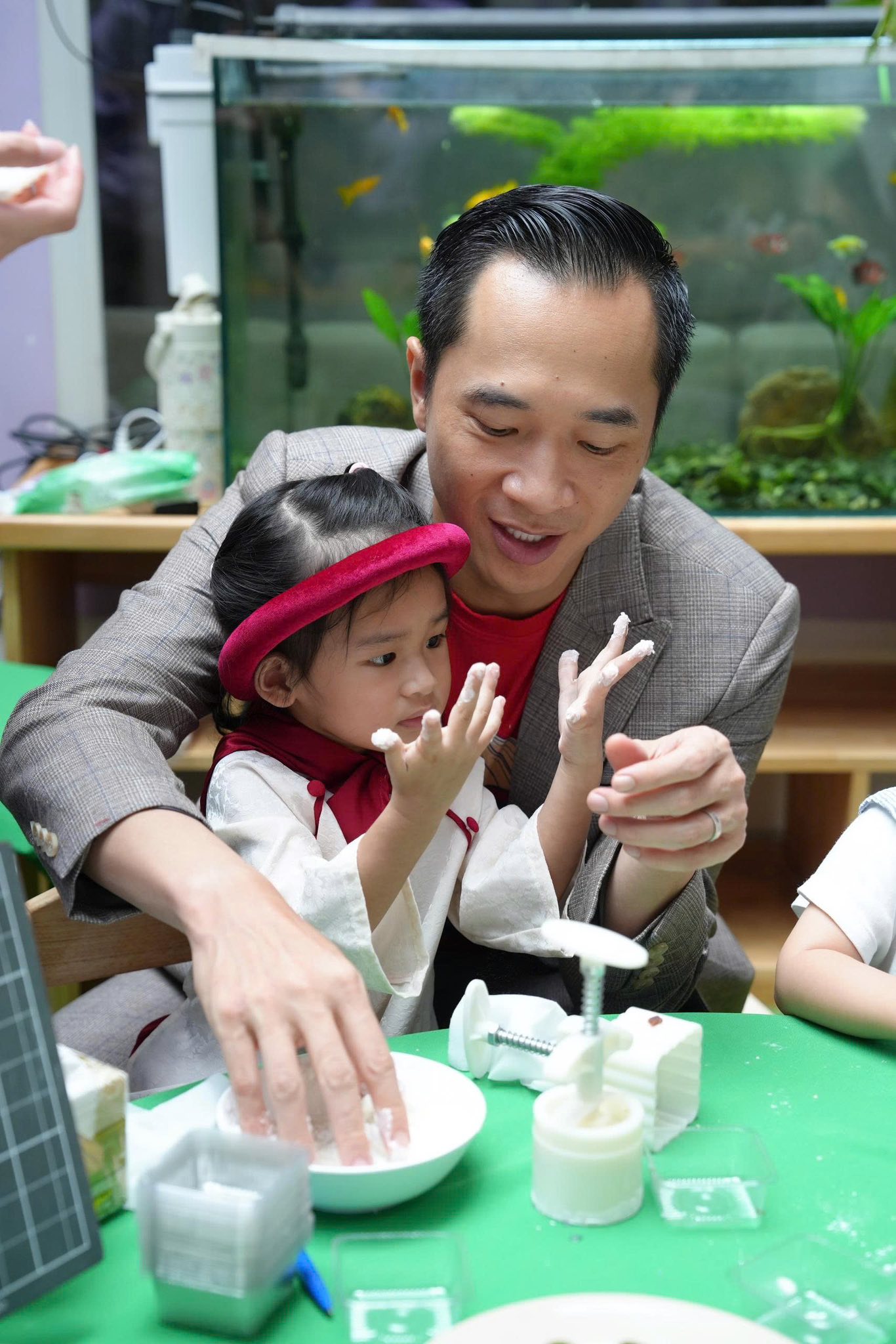 Á hậu đầu tư “khủng” cho con gái 2 tuổi: Học trường quốc tế 300 triệu/năm, đi học bằng xế hộp riêng- Ảnh 1. Á hậu đầu tư “khủng” cho con gái 2 tuổi: Học trường quốc tế 300 triệu/năm, đi học bằng xế hộp riêng- Ảnh 1.