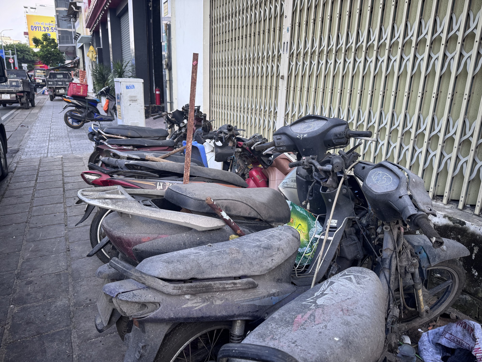 Hàng triệu xe máy cũ kỹ, nhả khói đen mù mịt khắp đường phố: Cấm hay phạt tiền?- Ảnh 1.