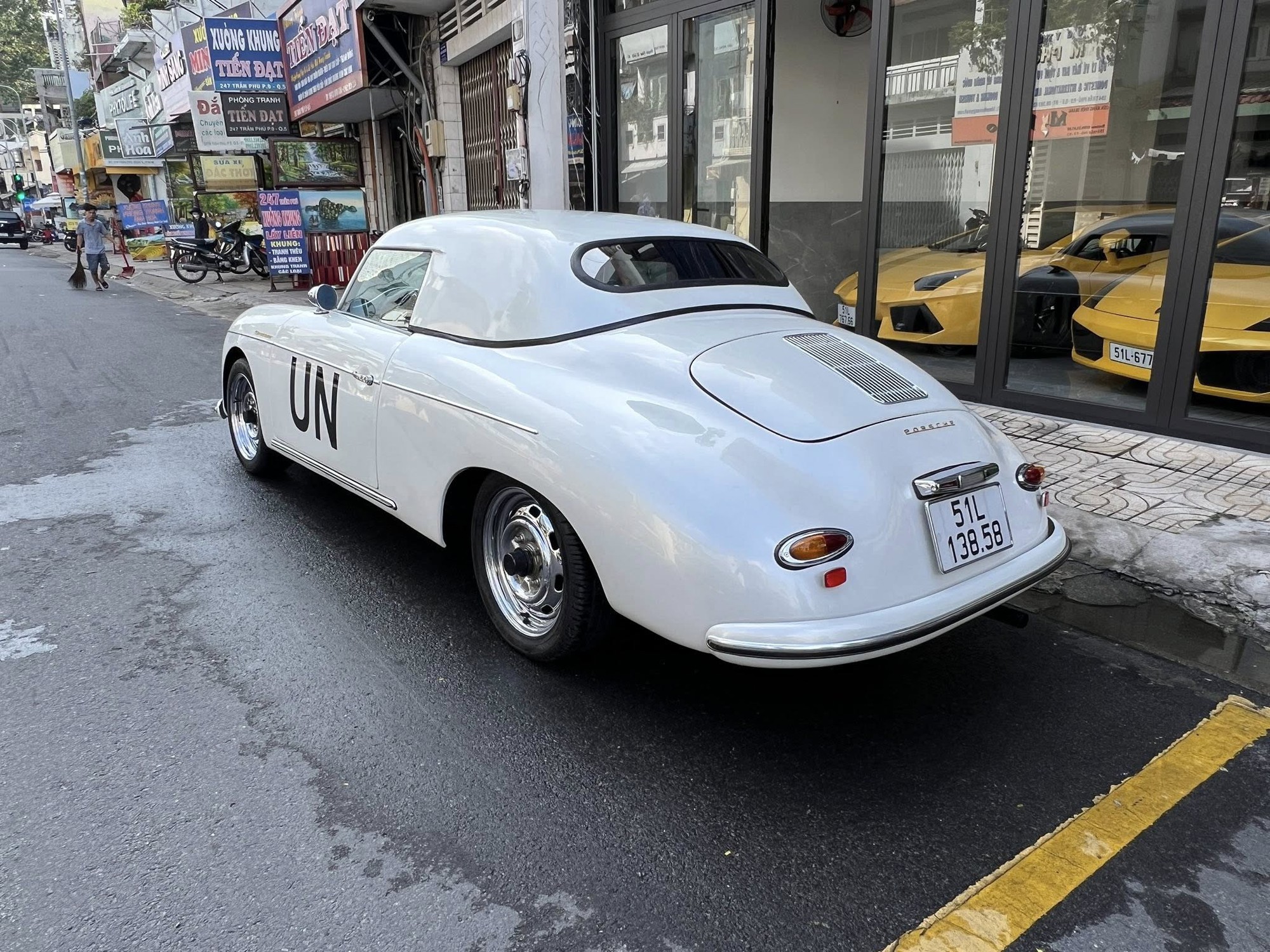 Porsche 356A Speedster hơn 70 tuổi gia nhập bộ sưu tập của ông Đặng Lê Nguyên Vũ, tra giá mới biết ngang ngửa siêu xe đời mới- Ảnh 5. Porsche 356A Speedster hơn 70 tuổi gia nhập bộ sưu tập của ông Đặng Lê Nguyên Vũ, tra giá mới biết ngang ngửa siêu xe đời mới- Ảnh 5.