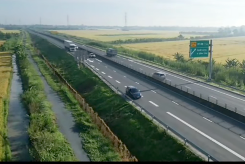 Tài xế dừng ô tô ở cao tốc để bay flycam, quay hình đăng TikTok- Ảnh 1.