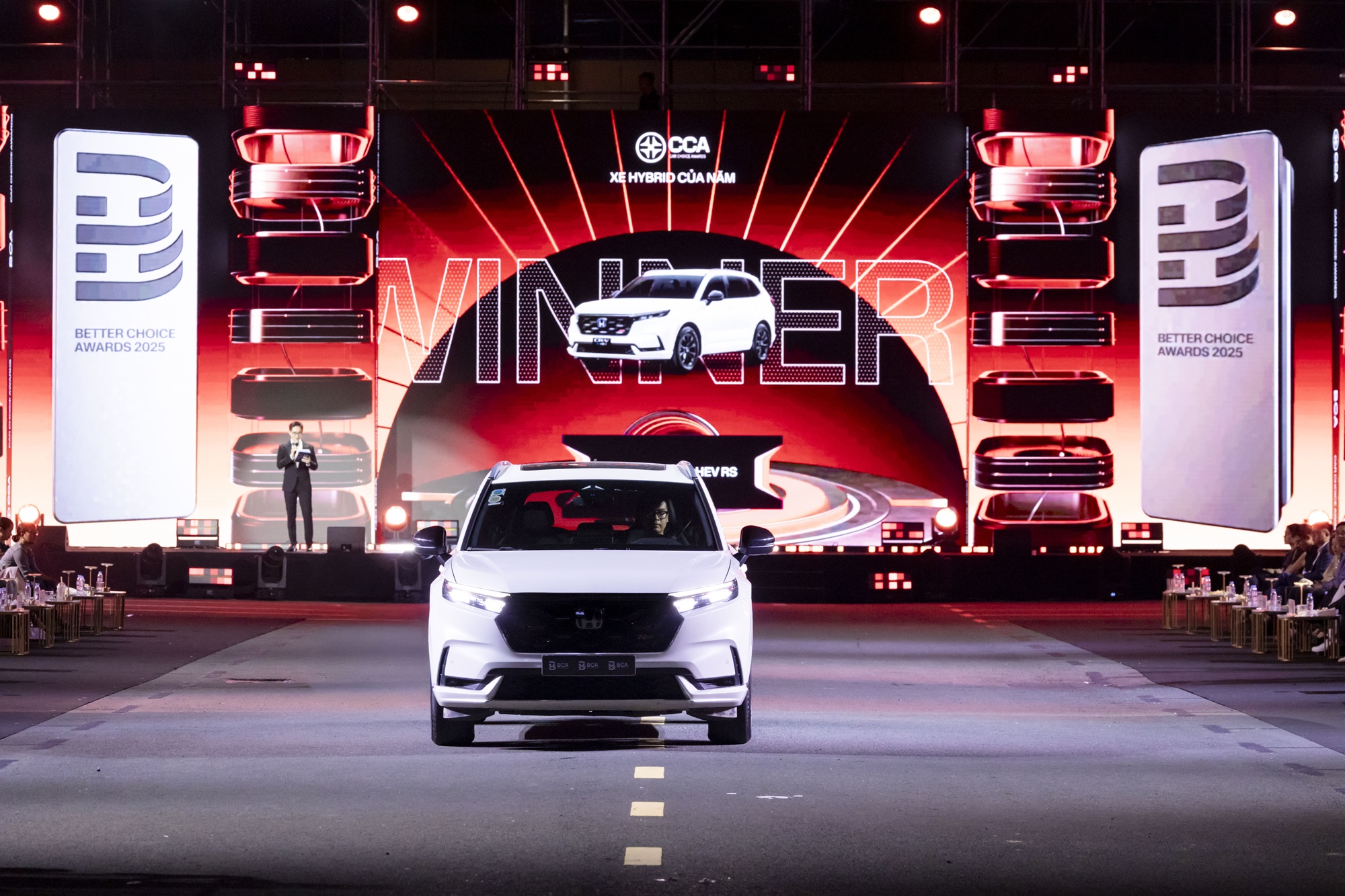 Nhìn lại 3 màn trao giải đậm chất xe của Car Choice Awards 2025: Xe không chỉ được vinh danh mà còn được 'kể chuyện'- Ảnh 9. Nhìn lại 3 màn trao giải đậm chất xe của Car Choice Awards 2025: Xe không chỉ được vinh danh mà còn được 'kể chuyện'- Ảnh 9.