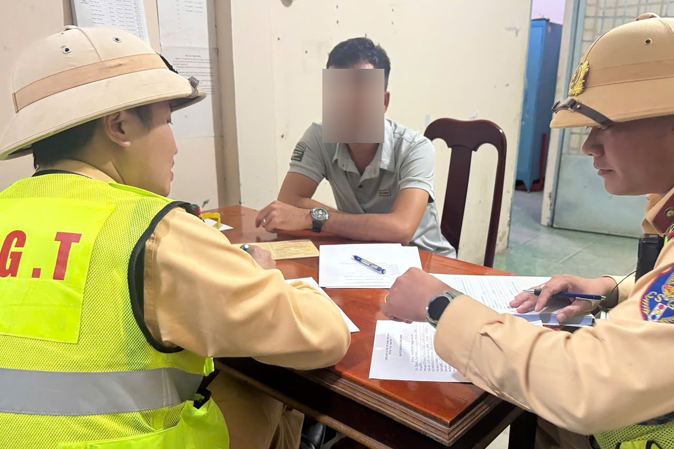 Tài xế dừng ô tô ở cao tốc để bay flycam, quay hình đăng TikTok- Ảnh 2.