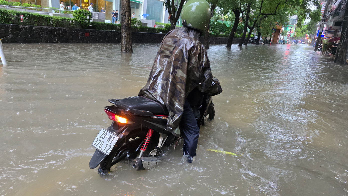 Hà Nội phố thành sông, giao thông tê liệt, xe máy 'rồng rắn' leo cao tốc giữa biển nước- Ảnh 32.