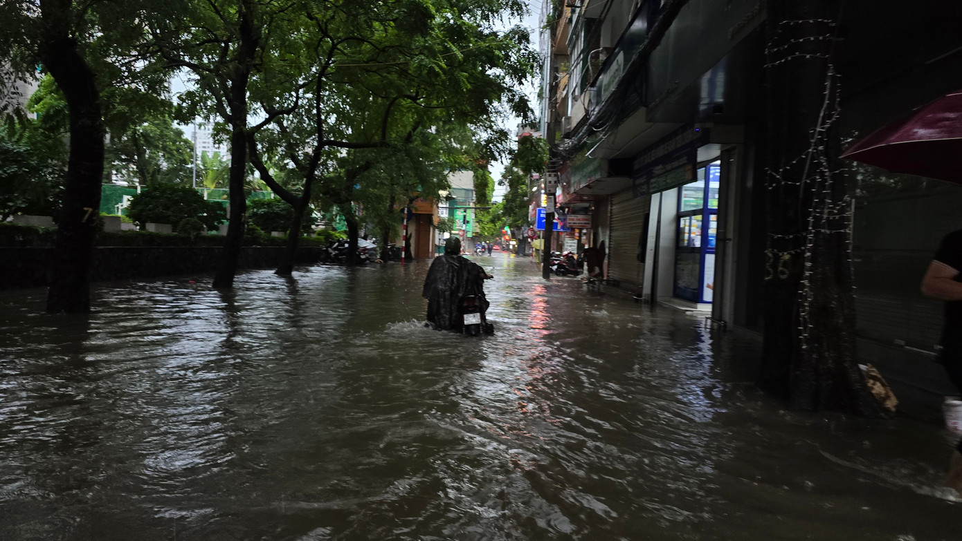 Hà Nội phố thành sông, giao thông tê liệt, xe máy 'rồng rắn' leo cao tốc giữa biển nước- Ảnh 31.