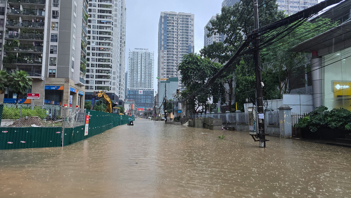 Hà Nội phố thành sông, giao thông tê liệt, xe máy 'rồng rắn' leo cao tốc giữa biển nước- Ảnh 30.