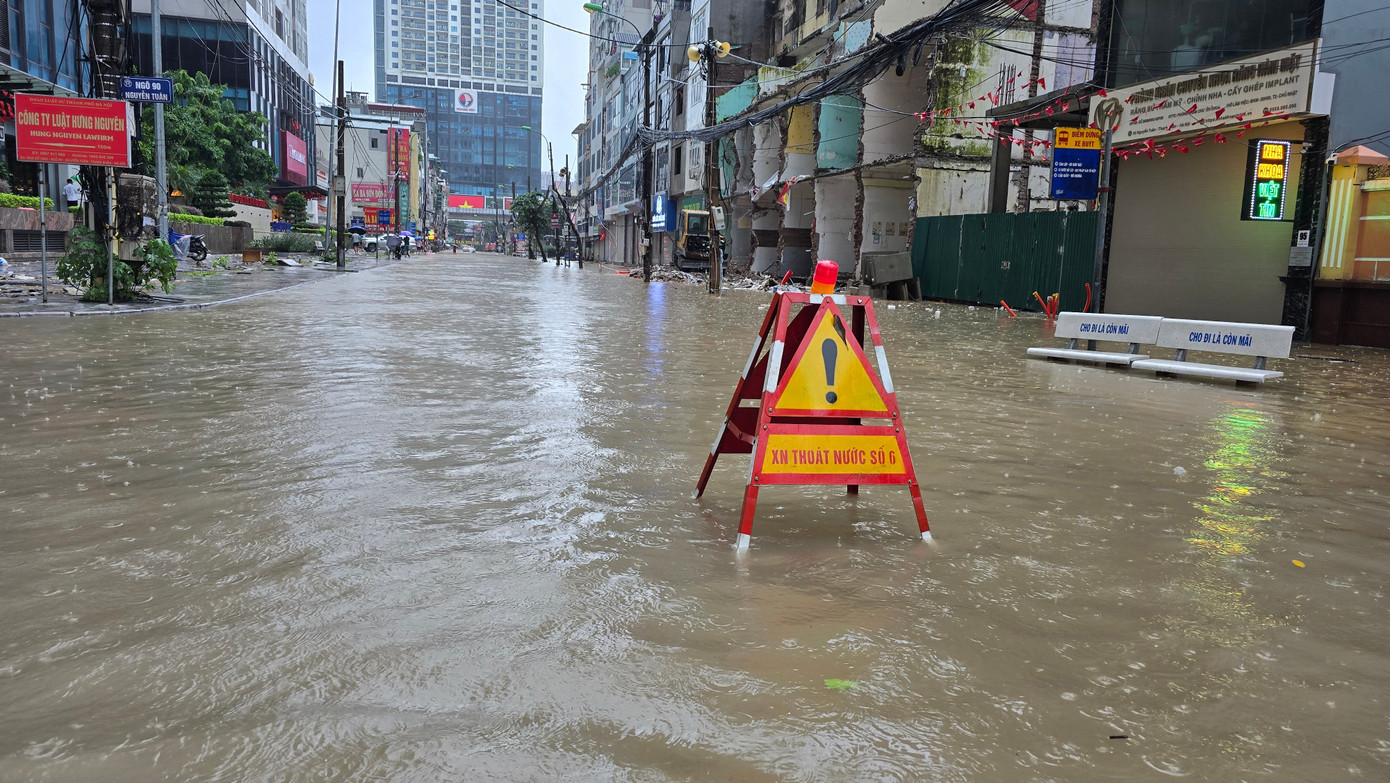 Hà Nội phố thành sông, giao thông tê liệt, xe máy 'rồng rắn' leo cao tốc giữa biển nước- Ảnh 28.