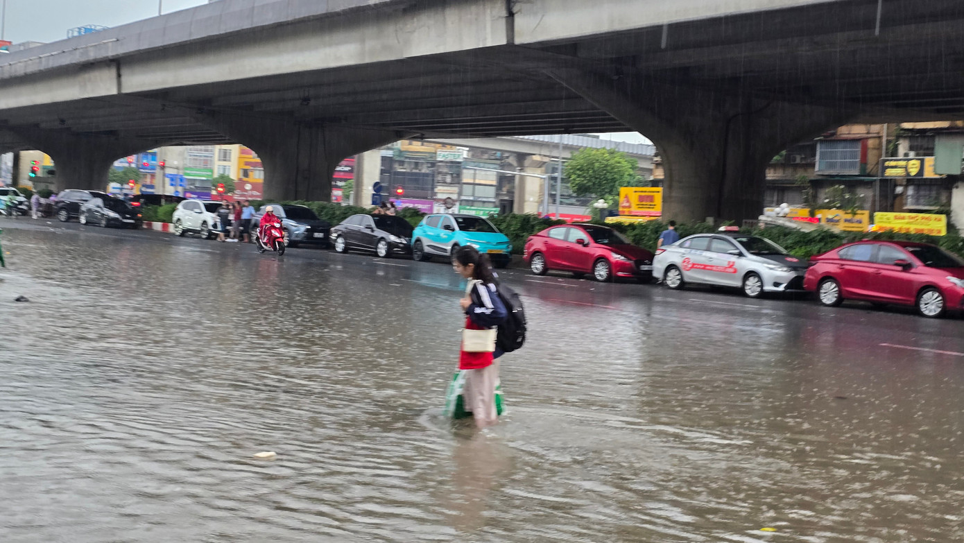 Hà Nội phố thành sông, giao thông tê liệt, xe máy 'rồng rắn' leo cao tốc giữa biển nước- Ảnh 27.