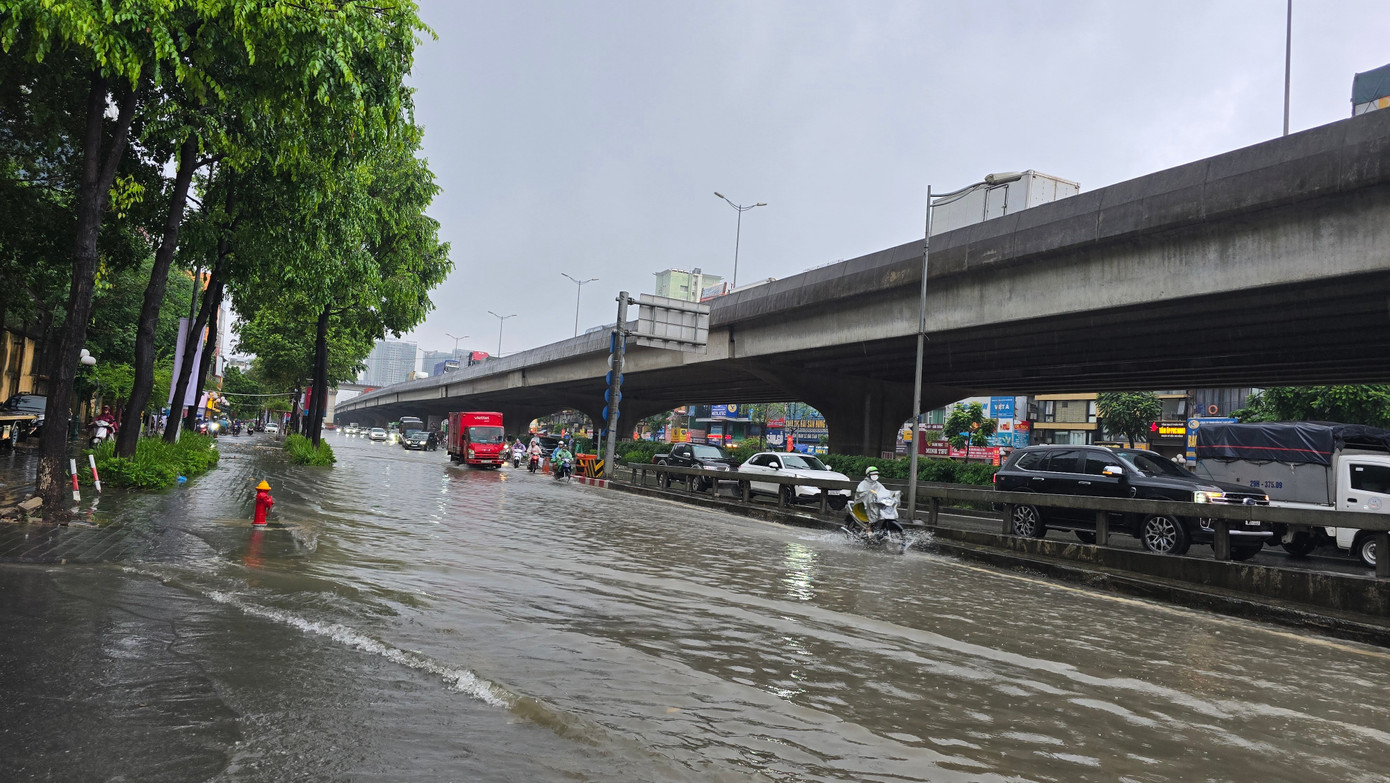 Hà Nội phố thành sông, giao thông tê liệt, xe máy 'rồng rắn' leo cao tốc giữa biển nước- Ảnh 25.