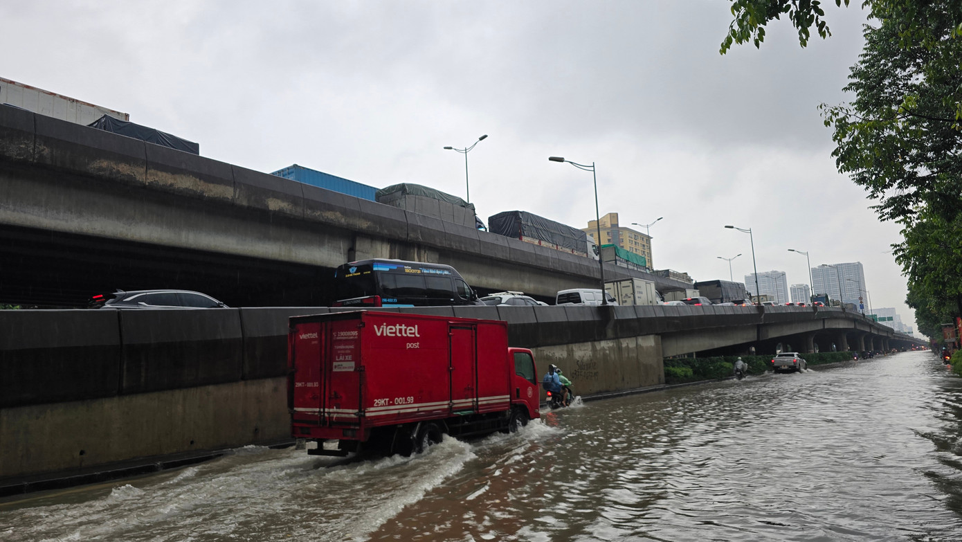 Hà Nội phố thành sông, giao thông tê liệt, xe máy 'rồng rắn' leo cao tốc giữa biển nước- Ảnh 26.
