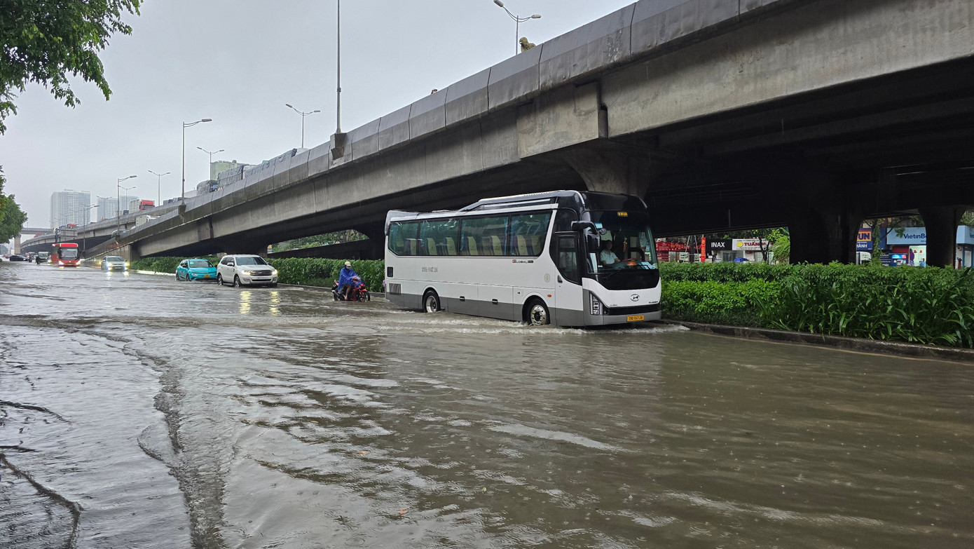 Hà Nội phố thành sông, giao thông tê liệt, xe máy 'rồng rắn' leo cao tốc giữa biển nước- Ảnh 24.