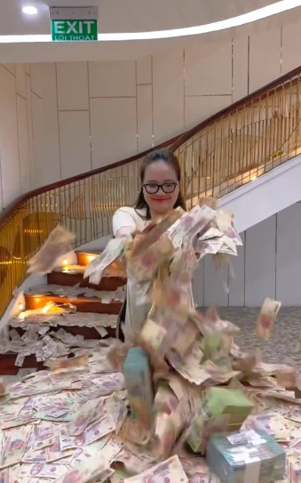 Rải tiền, tặng ô tô, khoe có 4 nhà máy, tuyên bố bỏ 100 tỷ mua công thức thuốc xương khớp: Hàng loạt bê bối của Hoàng Hường trước khi bị bắt- Ảnh 2.