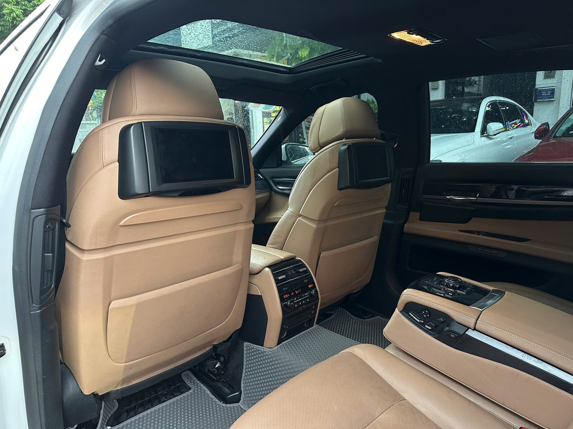 Chiếc BMW 7-Series trông như xe 3 tỷ này có giá chỉ hơn 600 triệu đồng, lý do đến từ một thú chơi của chủ cũ- Ảnh 13.