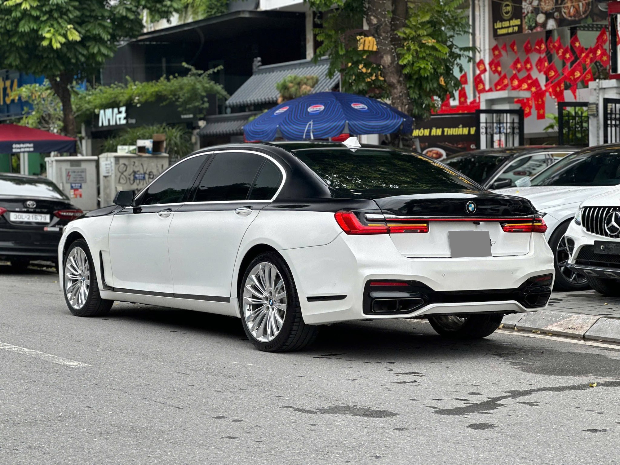 Chiếc BMW 7-Series trông như xe 3 tỷ này có giá chỉ hơn 600 triệu đồng, lý do đến từ một thú chơi của chủ cũ- Ảnh 3.