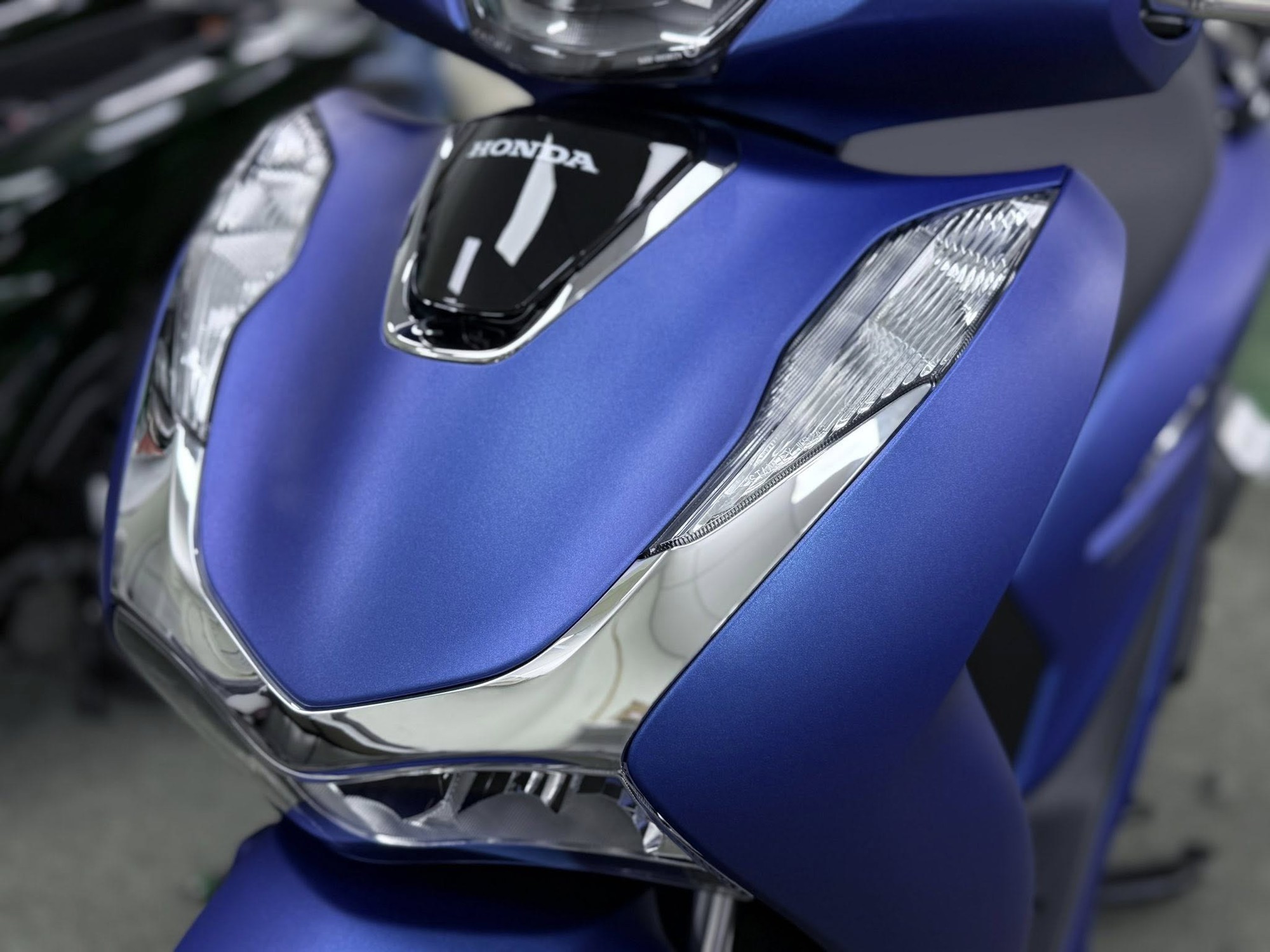 Xe tay ga Honda nhiều người mê vừa về màu mới cực đẹp, đi gần 45km hết 1 lít xăng, phanh ABS trước-sau- Ảnh 2. Xe tay ga Honda nhiều người mê vừa về màu mới cực đẹp, đi gần 45km hết 1 lít xăng, phanh ABS trước-sau- Ảnh 2.