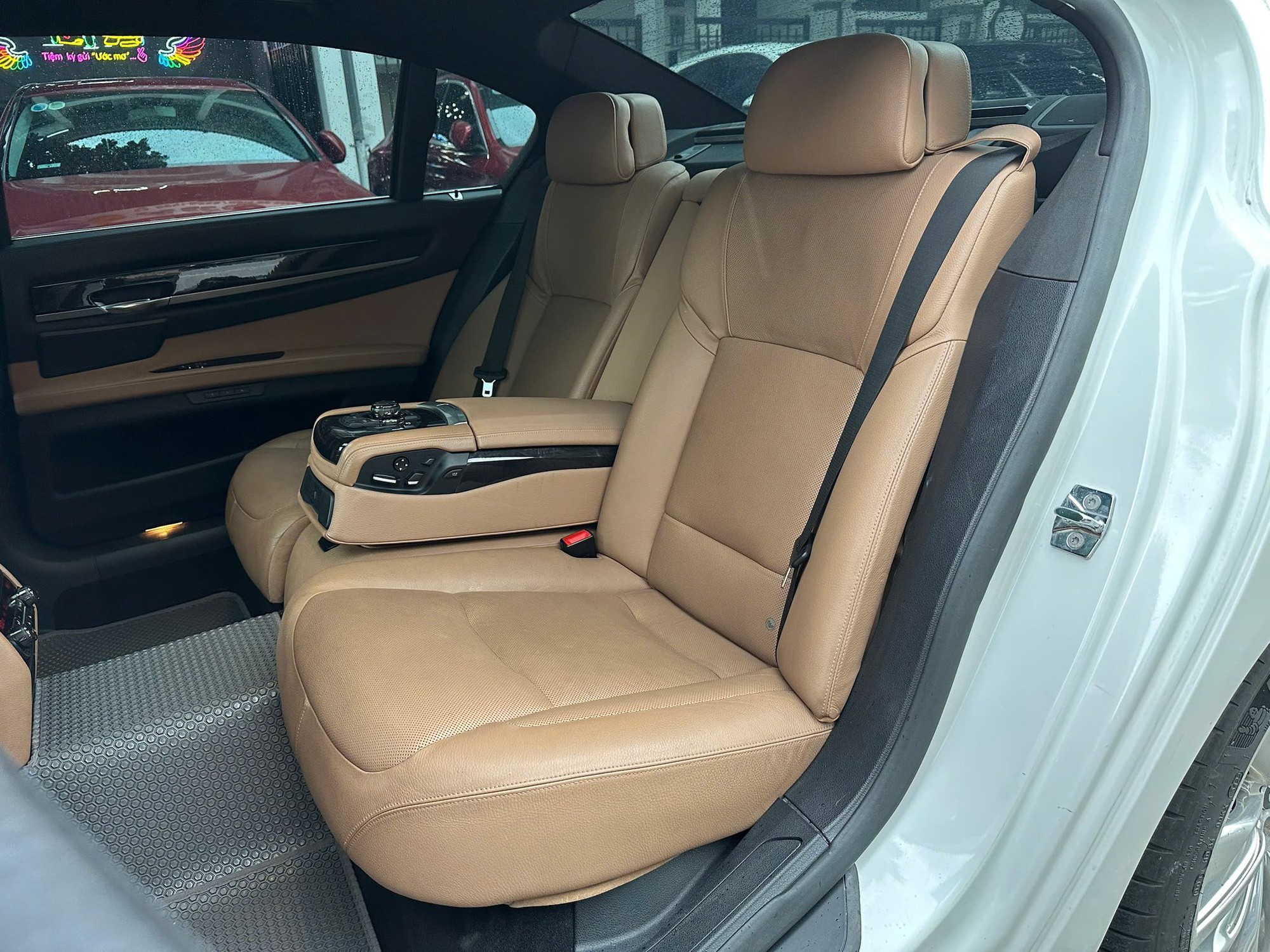 Chiếc BMW 7-Series trông như xe 3 tỷ này có giá chỉ hơn 600 triệu đồng, lý do đến từ một thú chơi của chủ cũ- Ảnh 12.