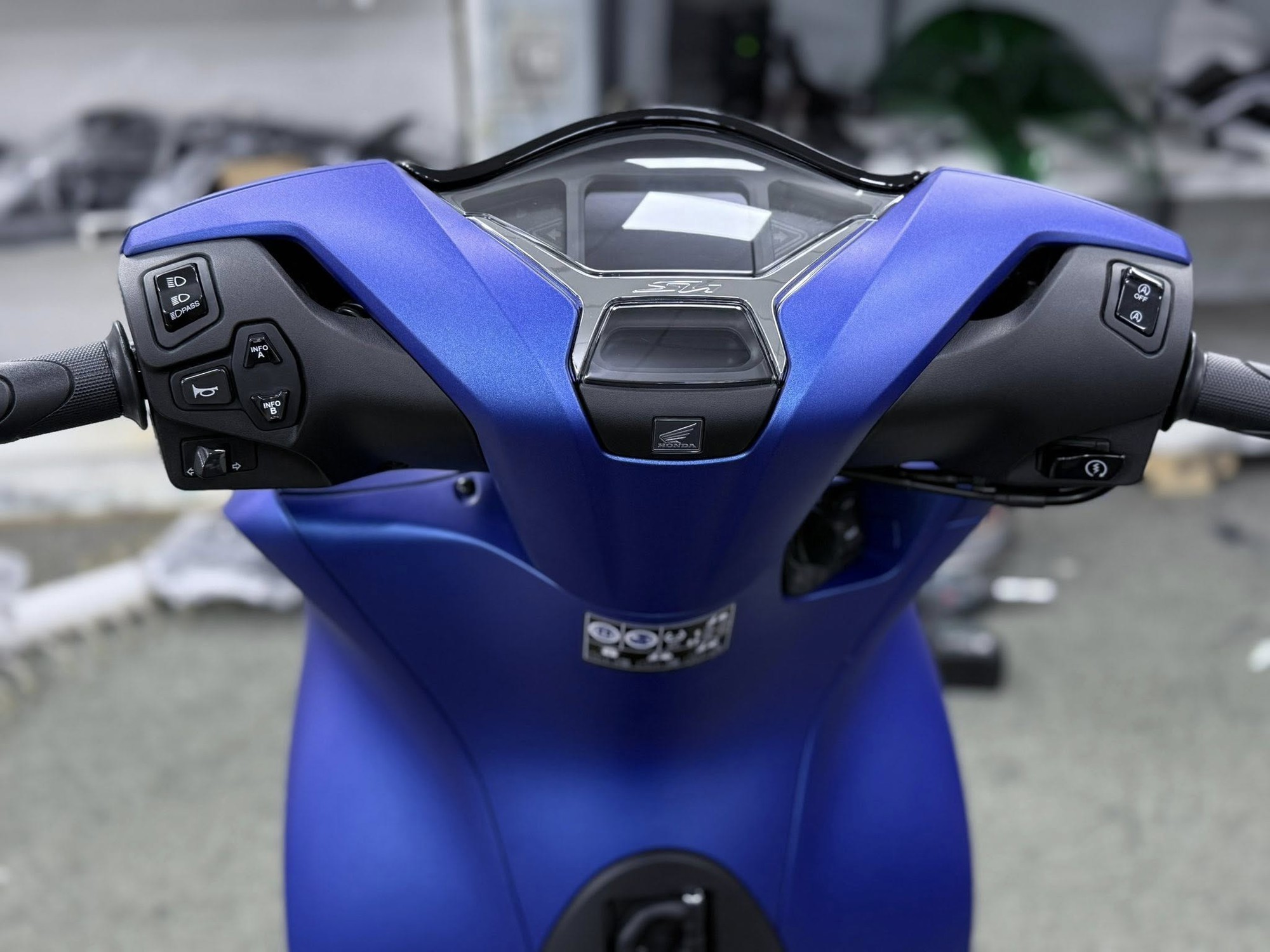 Xe tay ga Honda nhiều người mê vừa về màu mới cực đẹp, đi gần 45km hết 1 lít xăng, phanh ABS trước-sau- Ảnh 8. Xe tay ga Honda nhiều người mê vừa về màu mới cực đẹp, đi gần 45km hết 1 lít xăng, phanh ABS trước-sau- Ảnh 8.