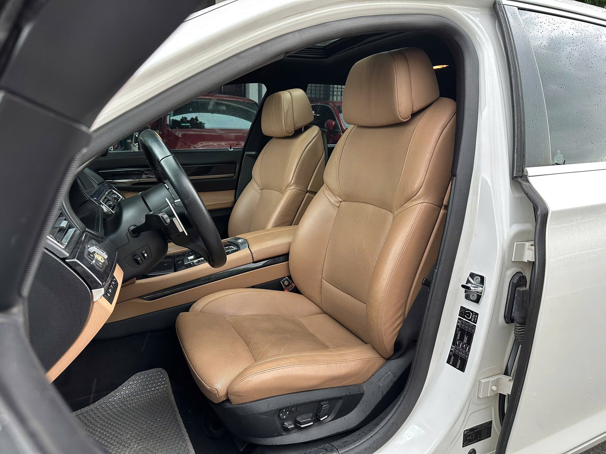 Chiếc BMW 7-Series trông như xe 3 tỷ này có giá chỉ hơn 600 triệu đồng, lý do đến từ một thú chơi của chủ cũ- Ảnh 11.