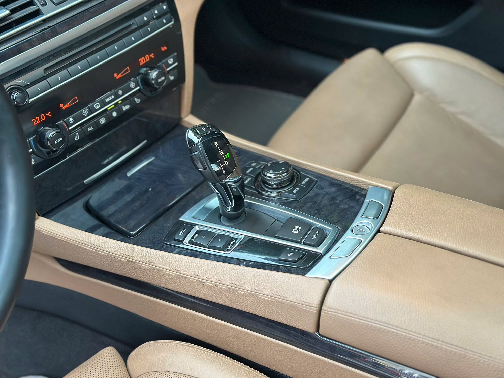 Chiếc BMW 7-Series trông như xe 3 tỷ này có giá chỉ hơn 600 triệu đồng, lý do đến từ một thú chơi của chủ cũ- Ảnh 10.