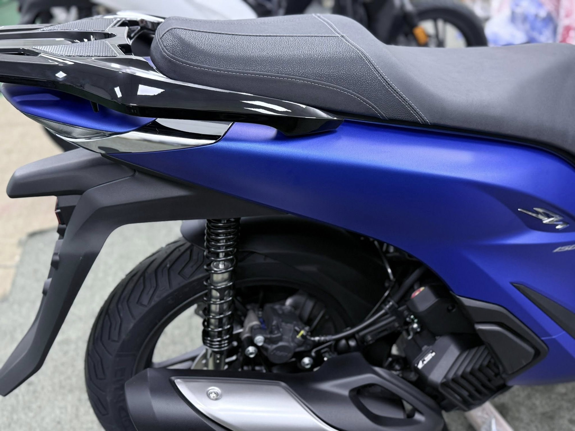 Xe tay ga Honda nhiều người mê vừa về màu mới cực đẹp, đi gần 45km hết 1 lít xăng, phanh ABS trước-sau- Ảnh 6. Xe tay ga Honda nhiều người mê vừa về màu mới cực đẹp, đi gần 45km hết 1 lít xăng, phanh ABS trước-sau- Ảnh 6.